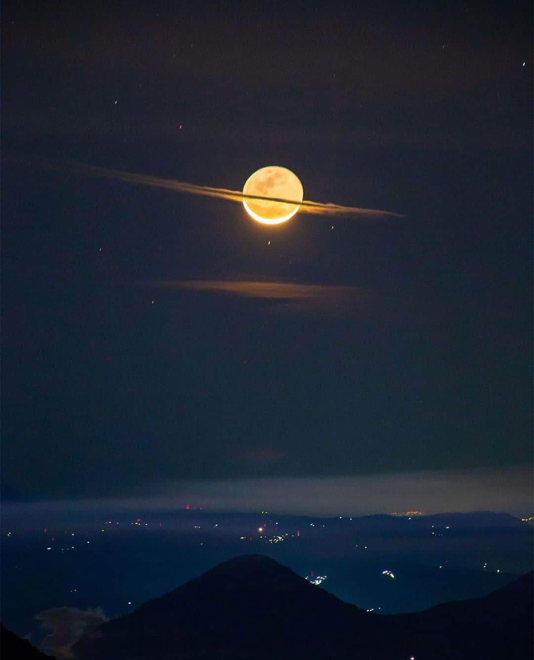 Awesome Wonderful Natureさんのインスタグラム写真 - (Awesome Wonderful NatureInstagram)「Moon like Saturn, Guatemala Photo by @francisco_sojuel」4月28日 18時10分 - fantastic_earth