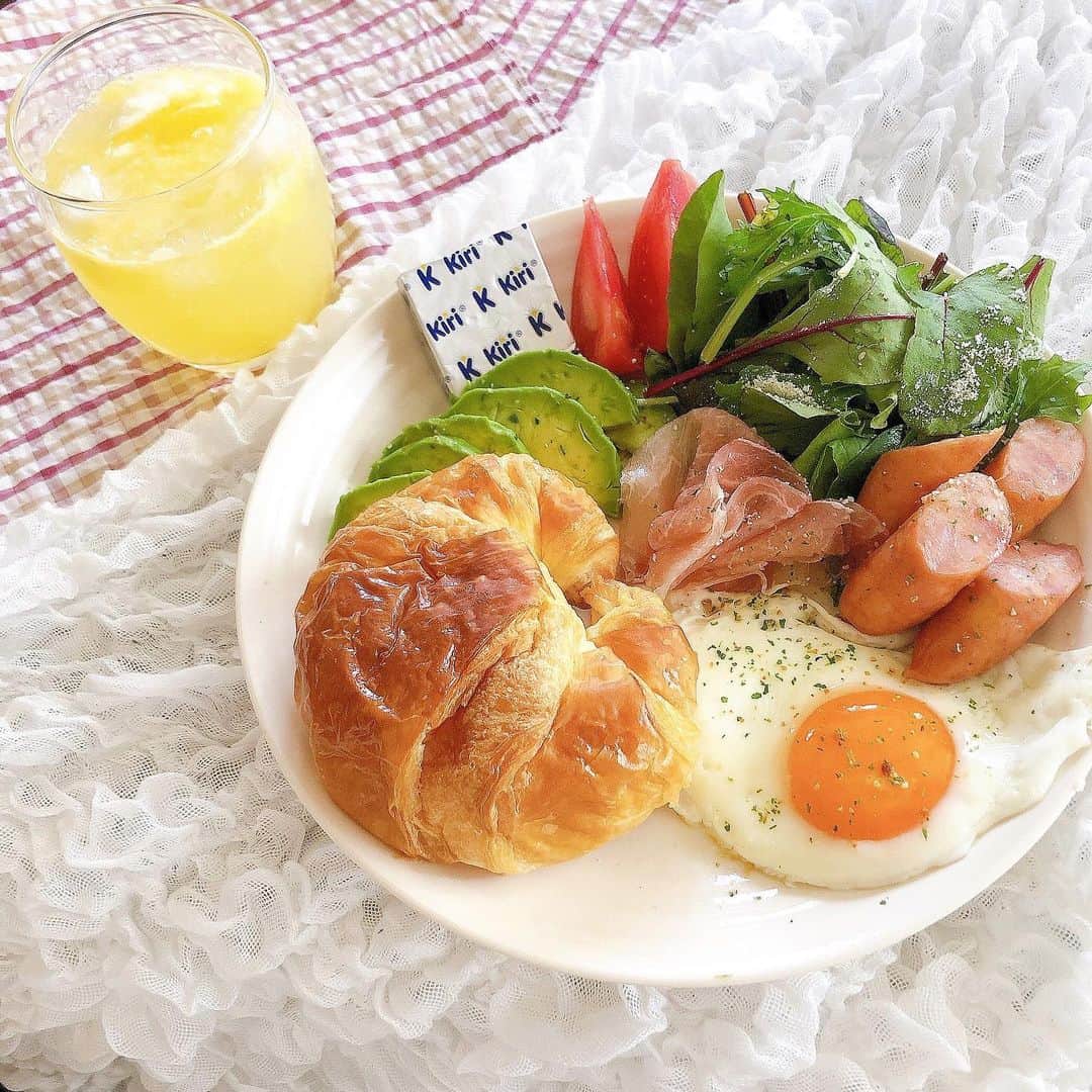 のインスタグラム：「・ 朝ごはん🥑🥓🍳 飲み物はミキサーで生グレープフルーツジュースを作ってみた🍹 ・ #breakfast #morning #morningplate #homecafe #stayhome #朝ごはん　#朝ごはんプレート　#プレートごはん　#朝食プレート　#ワンプレートごはん #ワンプレート　#ワンプレート朝ごはん #ワンプレートランチ　#ランチプレート　#おうちカフェ #おうちごはん　#おうち時間 #petrel_jp #sucle #purelamo #apres_mimi」