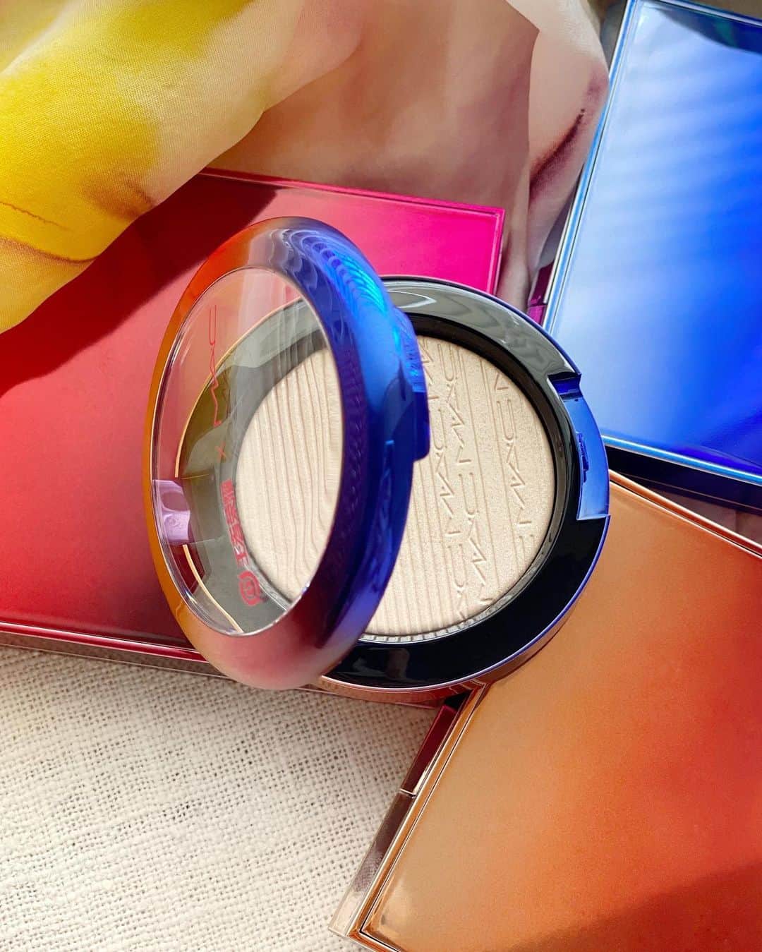 M∙A∙C Cosmetics Japanのインスタグラム：「【本日発売】中国の大ヒットモバイルゲーム「HONOR OF KINGS(王者栄耀)」とのコラボコレクションがM･A･C公式オンラインショップ限定で登場！ ㅤ ハイライトで部分的に輝きをプラスして、春夏の日差しに映えるヘルシーなツヤ肌メイクを楽しんで✨ ㅤ #MACHonorOfKings #macアーナーオブキングス」
