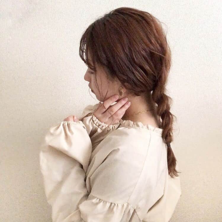 R i R y (リリー)さんのインスタグラム写真 - (R i R y (リリー)Instagram)「『ショートからロングまで!!　ヘアアレンジ』﻿ ﻿ 今回はみんなのヘアアレンジをご紹介〜！﻿ ﻿ 髪が短めの人は、外ハネにするだけでかわいい💕﻿ ﻿ 髪が長めの人は、三つ編みや編み込みをするのもかわいいよね💓﻿ ﻿ おうち時間で自分に似合うヘアアレンジを探してみてね〜😆✨﻿ ﻿ Photo by﻿ @pan___riiii﻿ @chipi_0122﻿ @tamagosan08261﻿ @_chany_____﻿ ﻿ ✴︎---------------✴︎---------------✴︎﻿ ﻿ ▶▶Instagram・Twitter・TikTokで掲載する写真を募集中📸﻿ カワイイ写真が撮れたら、@velle.jp をタグ付けするか、ハッシュタグ #velle_jp をつけて投稿してみてね♪﻿ ﻿ velle編集部と一緒にカワイイで溢れるvelleを創っていこう😚」4月28日 18時03分 - velle.jp