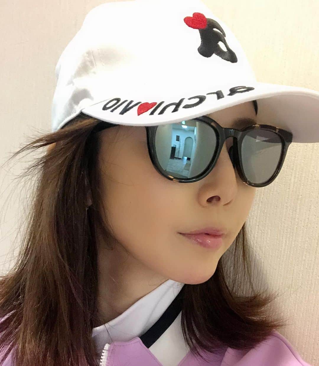 宮崎宣子さんのインスタグラム写真 - (宮崎宣子Instagram)「春物のウェアは、 今年は本当に少ししか着られなかったですね…  アルチビオさんのウェアは、 本当に可愛くて着やすくて、 着ているだけでテンションが上がります💕  本来ならもっともっとゴルフを楽しみたい季節でしたが…  夏にはできることを祈りつつ…  自粛前に結構行ってたので、 4月5月行けなくとも、 6月には行きたい…  梅雨入りしちゃうかな…  ゴルフ場を思いっきり走りたい🤣 カートに乗らずに歩きたいと久しぶりに思いました😂  #golfwear  #archivio #アルチビオ #アルチビオコーデ  #sunglasses  #eyevol  #golfshoes  #adidas」4月28日 18時07分 - miyazaki_nobuko
