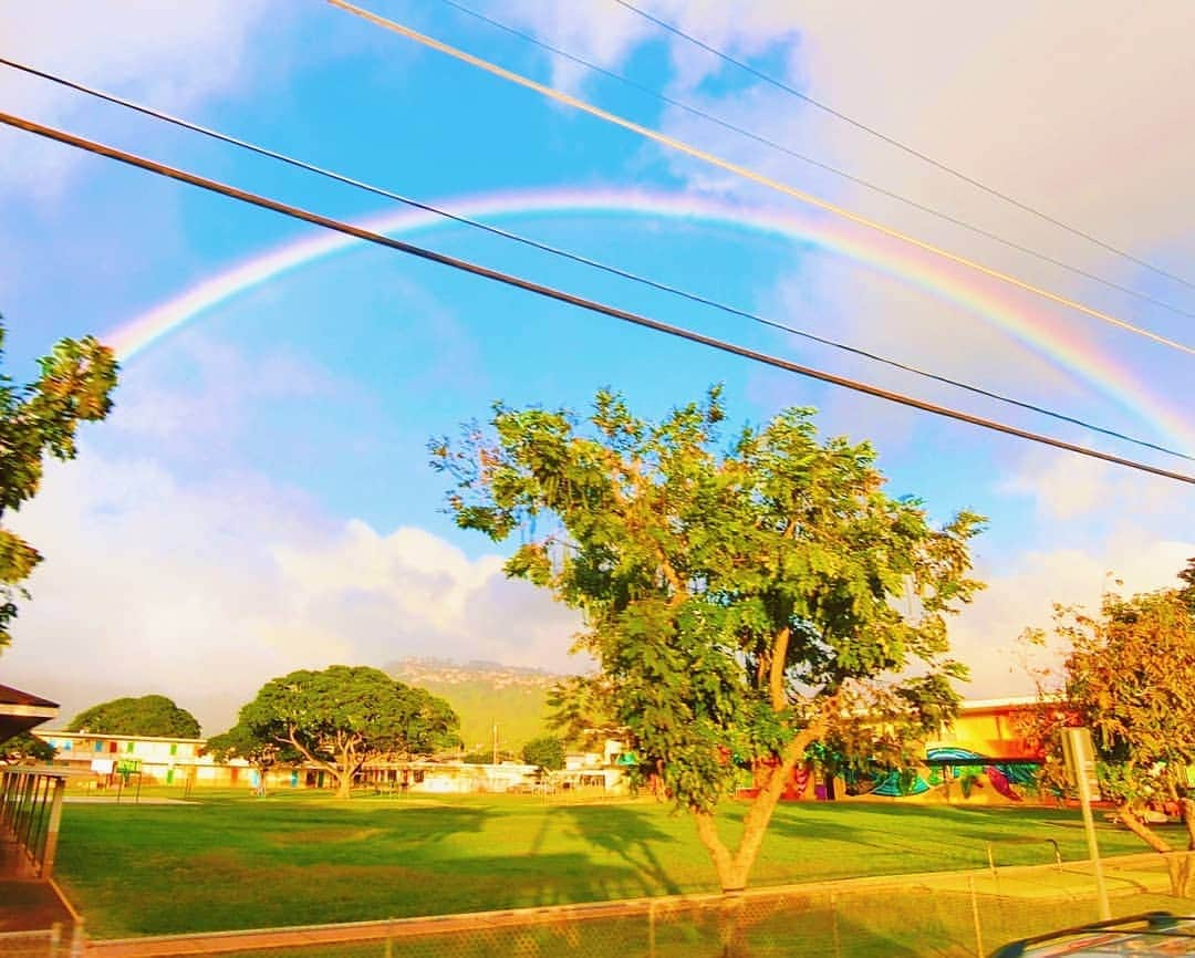 天霧真世のインスタグラム：「· Happy rainbow🌈 · #lealeaトロリー から見た、大きな大きな奇跡の虹☺🌴🌈🚌 · · 🔍Waikiki Beach Walk, 226 Lewers St 1st Floor, Honolulu, HI 96815 · · #laterpost #hawaii#oahu#waikiki #rainbow#🌈 · 🌈@mayomayo.com_ 💎@mayosacise.official ✏@mayo_paint · ·」