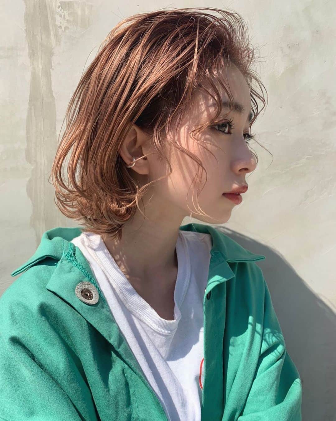 塩川裕美のインスタグラム：「. 顔周りのくるくる可愛いすぎる🐷❤︎ . . . . #博多美容室　#福岡美容室 #ショートヘア #ショートアレンジ #ボブアレンジ #ヘアカタ　#前髪巻き方 #前髪アレンジ #サロモ #ストリート #作品撮り #透明感カラー #ブリーチカラー　#ショート女子」