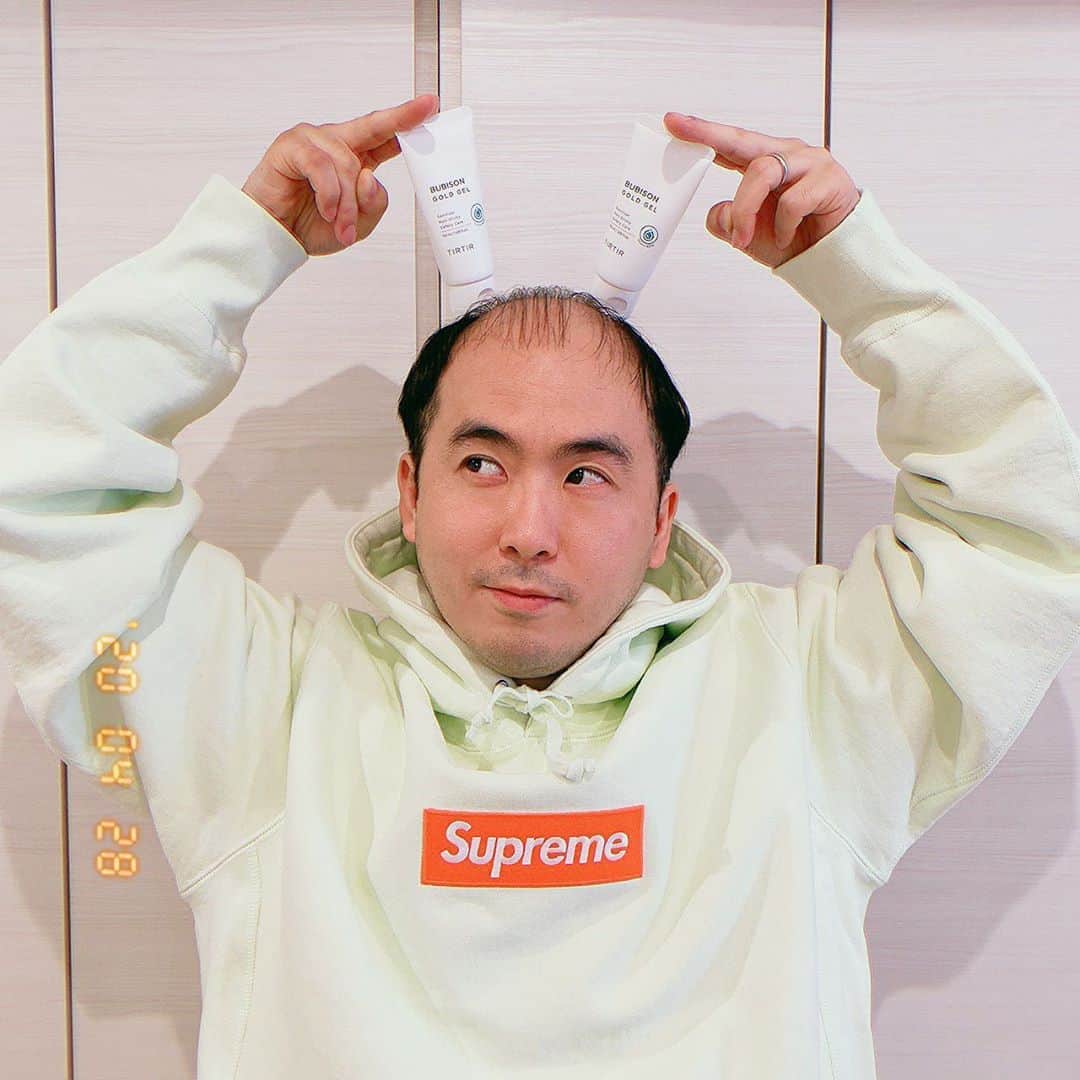 斎藤司のインスタグラム：「パクセロイパクセロイばっか家で言ってたら 奥さんがマツキヨでティッシュ買いがてらこれ買ってきた笑 パクソジュンがイメージやってたブランドらしい 除菌ジェル 撮るしかない爆 #除菌ジェルぽくない #おれの知らない間に #除菌はオサレになっている #サラッとしてる #TIRTIR？ #散る散る？ #髪？ #パクセロイになれるのはパクソジュンだけ  #彼はみなさんのものです #彼女はキレイだった見始めた #愛の不時着のあるシーンをやりたくて #あるものを頼んだ笑 #stayhome  #家でできること #이태원클라쓰  #최고」