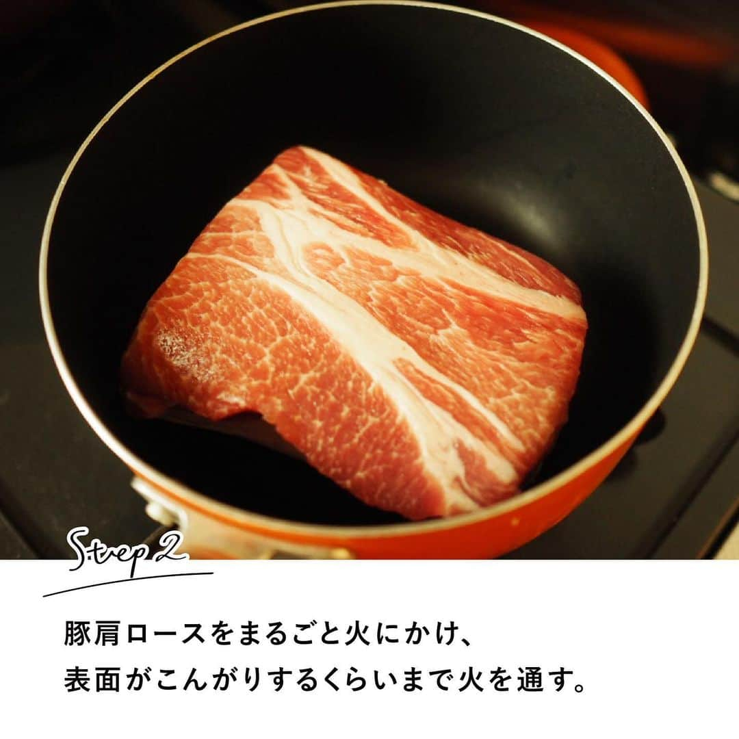 RE住むRENOVATIONさんのインスタグラム写真 - (RE住むRENOVATIONInstagram)「《俺の三つ星 サボリ飯 番外編》 ★★★﻿ ﻿ おうちにいる時間が長くなってきて、『いつものレシピも飽きたし、なんだか無性に煮込みたくなってきたわ〜』という、 そこのあなた。  今回はサボり飯の番外編として、﻿ こんな時だからこそ挑戦してみたい「おうち時間」で出来る“煮込み“レシピをご紹介します！﻿ ﻿ 第十回目のサボリ飯は﻿ 「おうち時間で簡単！紅茶で煮込む豚の角煮」﻿ ﻿ 『角煮』と聞くとなんだかハードルが高そうに思えるけど、作ってみたら実は意外と簡単！﻿ しかも今回使うのはなんと、紅茶。﻿ 紅茶はお肉を柔らかくしてくれる効果があるそうで…﻿ ﻿ 味がしっかりと染み込んだ豚肉は、ついついビールやごはんが進んでしまうこと間違いなし！﻿ たっぷりあるおうち時間で、ぜひ今夜や明日の夕飯にいかがでしょうか？﻿ ﻿ ﻿ ......................... ﻿ ﻿ ＜食材＞﻿ 豚肩ロース 500g﻿ 紅茶ティーバック 2個﻿ 酢 大さじ1﻿ 水 適量﻿ ﻿ （調味料）﻿ 醤油 大さじ2﻿ 砂糖 大さじ1﻿ ﻿ ﻿ ......................... ﻿ ﻿ ﻿ WEBサイトでも記事公開中！﻿ （トップのURLよりご覧ください ）﻿ @dolive.media﻿ ﻿ ﻿ #dolivemedia #dolive #暮らしをカジュアルに楽しむ#住まい#暮らし#料理#グルメ#食べ物#ご飯#男飯 #自炊 #レシピ#簡単レシピ #巣ごもりレシピ #おうち料理 #時短料理 #ズボラ飯 #サボり飯 #おうち時間 #うちで食べよう #在宅楽飯 #リモートワーク飯 #紅茶で煮込む豚の角煮 #豚の角煮 #煮豚 #豚肩ロース #煮込み料理 #豚肉レシピ #豚肉料理 #肉レシピ」4月28日 18時16分 - dolive.media