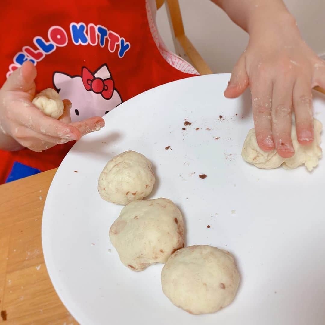 熊田曜子さんのインスタグラム写真 - (熊田曜子Instagram)「おうち時間⏰ 毎日デザート作りをしてるよ🍪 この日は　こしあんまんじゅう🍡 美味しかった💓 今日のYouTube熊田曜子チャンネルも 自宅でのムービーをアップしたよ🎥 出産後のおっぱいの張りがなくなったお悩みにお答えしてるから 良かったら観てね❣️ プロフィールのURLからも観られるからチェックしてね😊  #デザート　#手作り　#おうち時間 #まんじゅう　#こしあん　#こしあんまんじゅう　#茹でまんじゅう　#子供達　#cooking #料理　#お料理　#YouTube #熊田曜子チャンネル」4月28日 18時20分 - kumadayoko