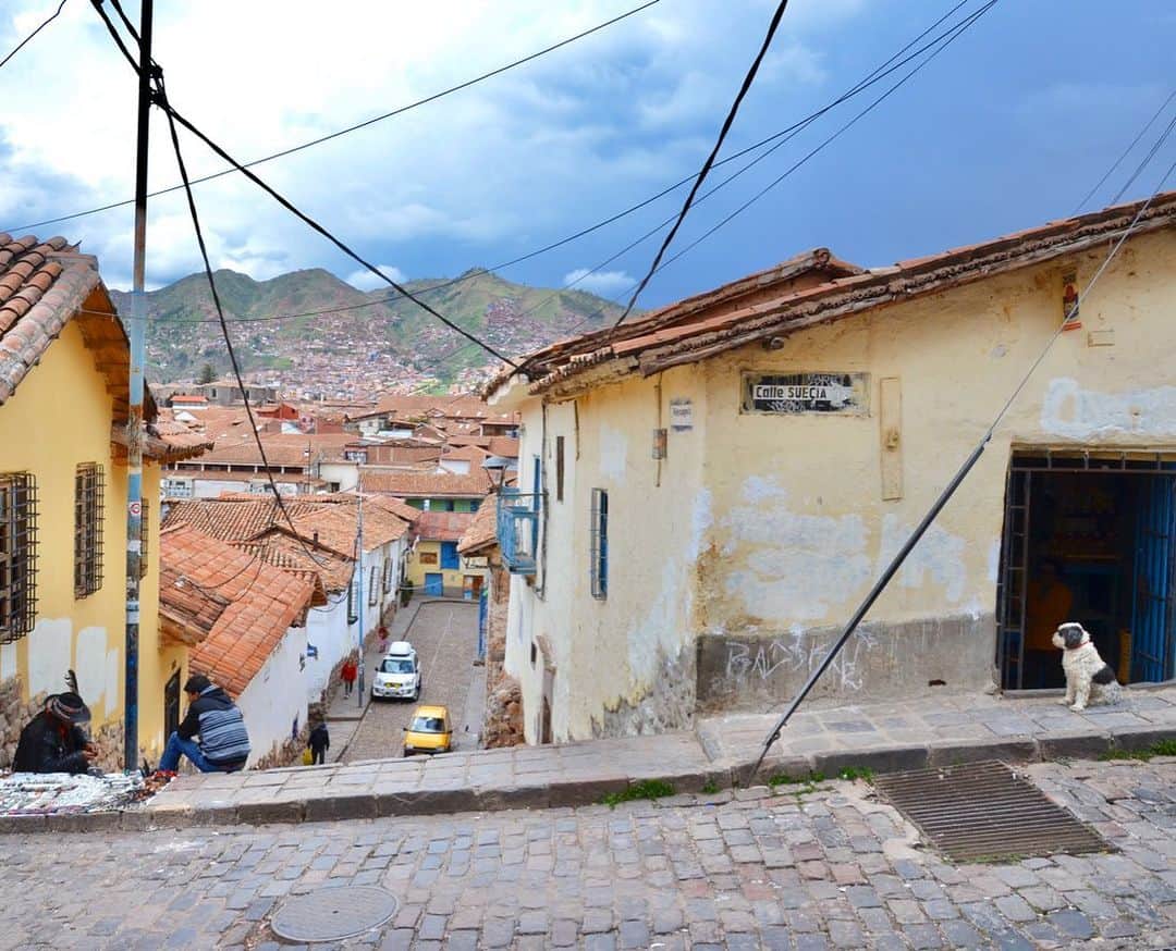 小林希さんのインスタグラム写真 - (小林希Instagram)「❤︎思い出トリップ 15❤︎﻿ ペルーのクスコ。﻿ 標高3400メートルにある﻿ インカ帝国の首都だった街。﻿ スペイン征服後に、﻿ 多くの建築は破壊されて﻿ 西洋様式になったそう。﻿ ﻿ でもインカの強靭な石積みは﻿ カミソリの刃一枚通さない﻿ というほどの技術があり、﻿ 今も街に残っています。﻿ ﻿ 征服、共存、淘汰、絶滅。﻿ 自然も人類もたぶん﻿ こんな歴史を繰り返して﻿ 前に進んでいるんですね。﻿ そこにはもう、一個人では﻿ コントロールできない﻿ 大きな流れがある気がします。﻿ だからこそ、どうやって﻿ 生きていくのか？と﻿ 考えてみたくなります。﻿ ﻿ さて、天空の都市。﻿ ここに着いたとき、私は﻿ 一気に高山病になって﻿ ぐらんぐらん﻿ おえおえしてました。﻿ それも次第に慣れるもので。﻿ それなりに楽しく、ゆっくり﻿ 過ごしました。 ﻿ ﻿ ❤︎MEMORIES OF TRIP 15❤︎﻿ Cusco in Peru﻿ The elevation of Csuco is around 3,400 m and the city was capital of the Inca Empire.﻿ After conquest by Spain, many buildings were destroyed and became western style.﻿ ﻿ The stonework of the Inca was so singular that even a razor blade can't fit through them and those still remain now.﻿ ﻿ I think that nature and humankind have advanced ,repeating conquest,coexistence,selection and extinction.﻿ That is beyond anyone's control and like we can't go against the laws of nature.﻿ That's why I want to think about how I live my life.﻿ ﻿ City in the sky﻿ When I arrived there,I developed altitude sickness and felt nauseous.﻿ I was getting used to the sickness and it was fun in its own way.﻿ ﻿ #思い出トリップ#美しい村#travel#trip#journey#travel#trip#journey#旅行好きな人と繋がりたい#南米 #peru #ペルー﻿ #クスコ#cusco﻿」4月28日 18時23分 - nozokoneko