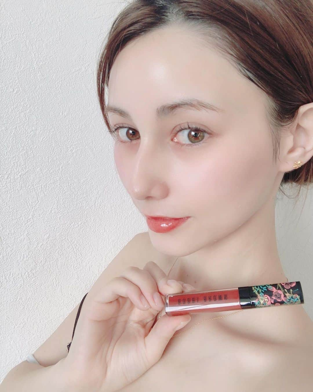 ダレノガレ明美さんのインスタグラム写真 - (ダレノガレ明美Instagram)「今日は @bobbibrownjapan さんから届いたクッションファンデとリップをつけました！ リップは5月15日発売 クラッシュ　オイル　インフューズド　グロス L01 ローズガーデン めちゃくちゃ色良いし、ベタベタしない💋 待って！可愛すぎる😭 容器も可愛くてNYのフラワーガールNYCさんとのコラボなんだって☺️ カラーもピンク系とかもあるから また紹介します！  ファンデーションは インテンシブ　スキン　セラム　クッションファンデーションSPF40 は5月15日発売！ ツヤ感と透明感がすごいの！ ツルツル肌に！ しかも、紫外線、大気汚染、ブルーライトからも肌をプロテクトしてくれるの！ ＊目は裸眼です！」4月28日 18時27分 - darenogare.akemi