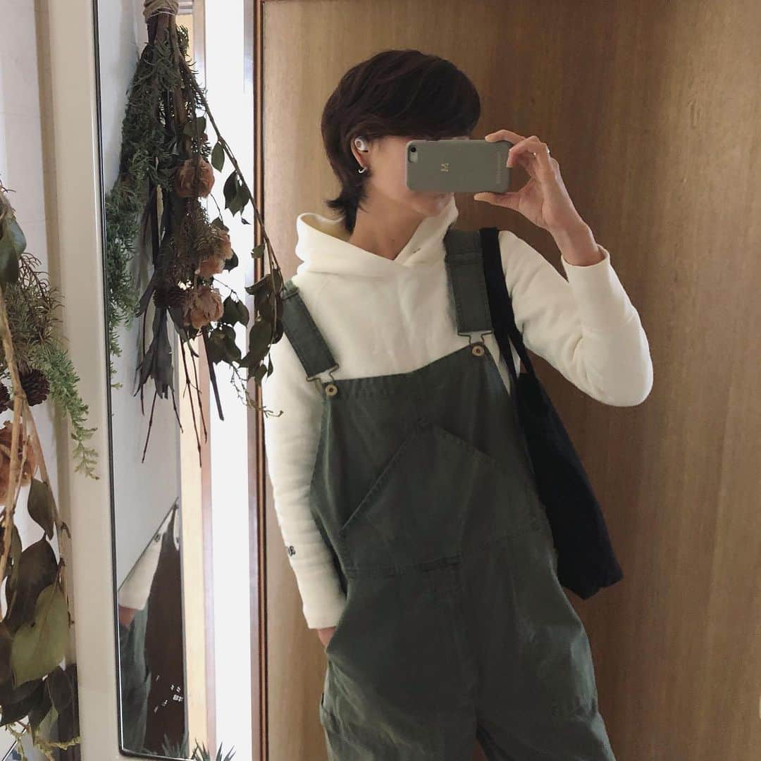 ak_m1120さんのインスタグラム写真 - (ak_m1120Instagram)「買い出しへ🔥 . . . 休校期間が延びそうですね、、、 . . . 学力低下が心配😭 皆さん、自宅学習どんな感じでやらせていますか？？ . . . . . . @sudio 公式サイトにてお使いいただける15%offクーポンを発行していただきました。ご購入の際に是非ご利用ください☺︎ . . . akm15 （2020.7.1まで利用可能）  公式サイト　https://www.sudio.com/jp/ . . . ◆アースデイキャンペーン◆ 4月6日〜4月26日の期間中、アースデイ周知の取り組みとしてグリーンカラーの商品の売り上げの10%をWWF（世界自然保護基金）へ寄付。 また、製品購入の方全員にSudioオリジナルミニポシェットをプレゼント🎁 . . . . #studio #fem #sudiomoments #pr #wirelessearphones #イヤフォン #ワイヤレスイヤホン　#パーカーコーデ #カジュアル #ママコーデ #オーバーオール #着回し」4月28日 18時35分 - ak_m1120