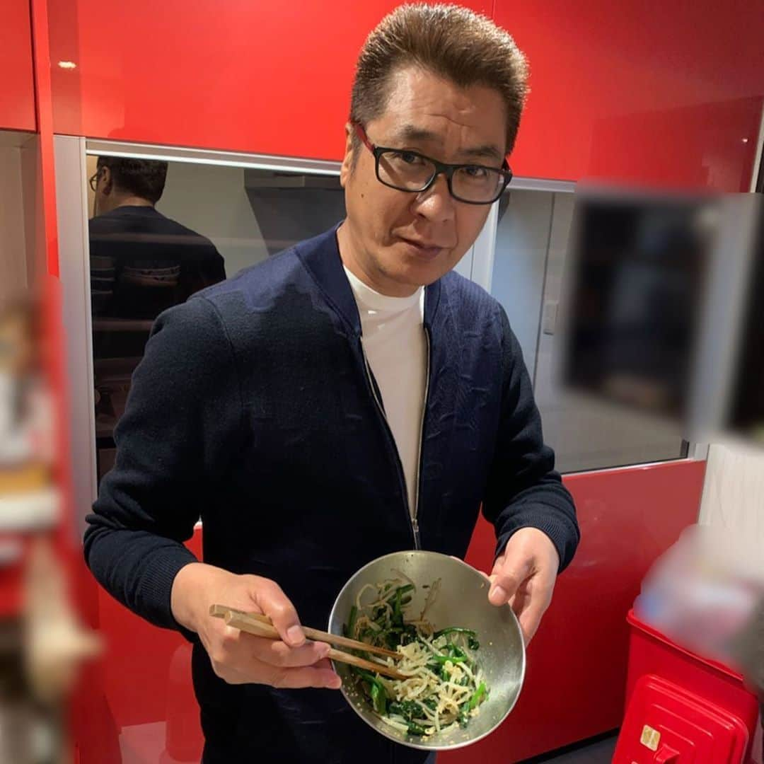 山川豊のインスタグラム：「﻿ 今日は、夕飯を作りました！﻿ ﻿ 皆さんも栄養をとって免疫力を高めましょう！﻿ ﻿ ﻿ #山川豊#おうち時間#料理#夕ご飯#栄養#免疫力#牛皿#キムチ#冷奴#ナムル#もずく#玉子焼き#梅干し#今日という日に感謝して」