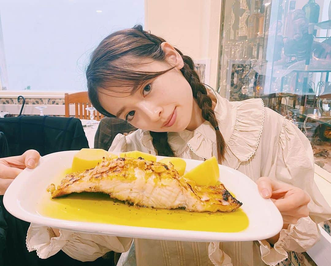 泉里香さんのインスタグラム写真 - (泉里香Instagram)「バカリャウ🐟と、 かたくてなかなかちぎれなかったパン🥖 なぜ中指を使ってなかったのかは…、謎です‥。 すごく美味しかった！ #バカリャウ#思い出#rikamadeira #しふく#ブラウス#gucci」4月28日 18時30分 - rika_izumi_