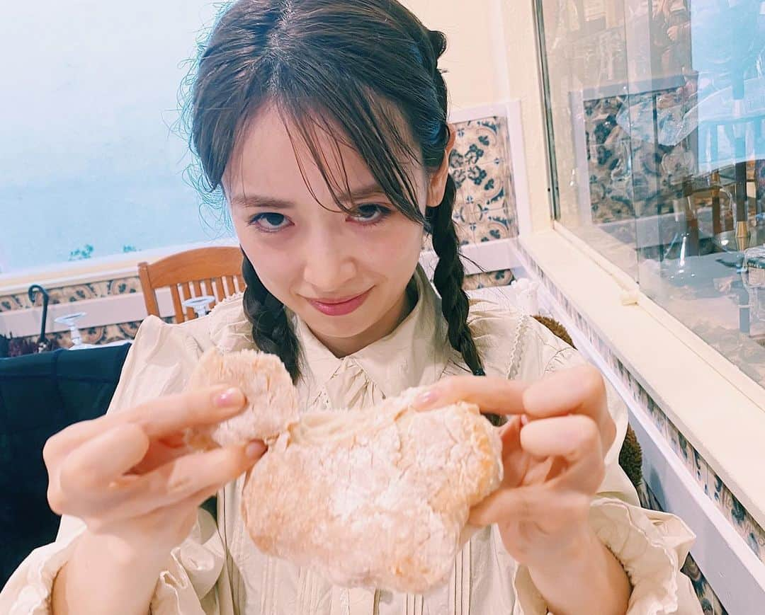 泉里香さんのインスタグラム写真 - (泉里香Instagram)「バカリャウ🐟と、 かたくてなかなかちぎれなかったパン🥖 なぜ中指を使ってなかったのかは…、謎です‥。 すごく美味しかった！ #バカリャウ#思い出#rikamadeira #しふく#ブラウス#gucci」4月28日 18時30分 - rika_izumi_