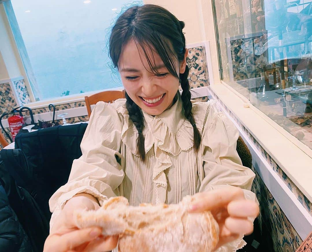 泉里香さんのインスタグラム写真 - (泉里香Instagram)「バカリャウ🐟と、 かたくてなかなかちぎれなかったパン🥖 なぜ中指を使ってなかったのかは…、謎です‥。 すごく美味しかった！ #バカリャウ#思い出#rikamadeira #しふく#ブラウス#gucci」4月28日 18時30分 - rika_izumi_