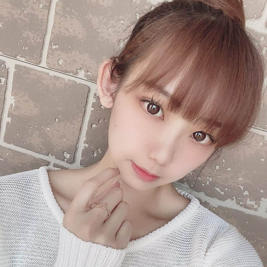 Moeさんのインスタグラム写真 - (MoeInstagram)「. #newring 💍 . かわいいring🥰🥰🥰 . ゴールドのリボンとか かわいいしかない！ . それでいて大人っぽいから シンプルなコーディネートに してみた😎 . 指の太さに後ろで調節できるから 付けやすい😘 . . @arar_park さんで購入できるよ！ あとクーポンコード 《pimoemoe》を入力で 15%オフで購入できるので ぜひ活用して🍓 (6月30日までよ✌️) . はやくつけてお出かけしたい🥺 . . #サロモ#サロン#被写体 #ポートレート#モデル#撮影 #インスタグラマー #インフルエンサー#beauty#makeup#photoshoot #follow #lovers_Nippon_Portrait #ふぁいんだー越しの私の世界 #写真撮ってる人と繋がりたい #おしゃれさんと繋がりたい  #撮影モデル募集 #被写体募集  #アクセサリー #リング #おだんごヘア #リボン」4月28日 18時31分 - pimoemoe