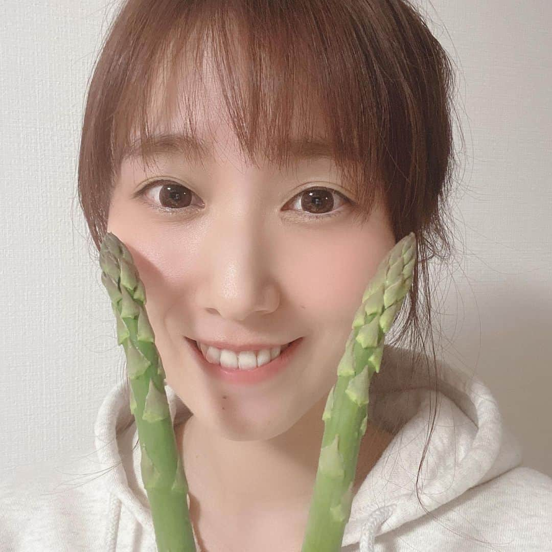 柴田平美さんのインスタグラム写真 - (柴田平美Instagram)「まいにち しあわせ #おうちごはん ♡ ＊  今日は 旬のみずみずしーい #アスパラ　が 届きました❣️❣️❣️ ＊  #幕別  藤原さんの アスパラです👩‍🌾👨‍🌾 ＊  オリーブオイルと 塩で焼くだけ。  なんでこんなに 美味しいんだろう。 おーいどうしてーーー笑　 ありがとーーーーう  アスパラごはんに 炒め物や春巻きと しばらく アスパラ祭りになりそうです♡ ＊  #北海道 #アスパラ #十勝 #アスパラまつり #UHB  #アナウンサー #なるログ🤤  #おうちじかん」4月28日 18時45分 - narumi.shibata99