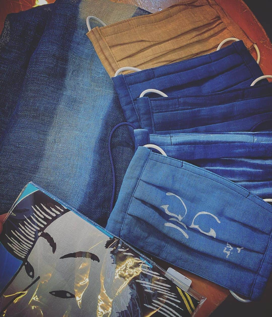 澤田友美さんのインスタグラム写真 - (澤田友美Instagram)「. 藍染め、Japnese indigo muskが色々な柄で再入荷してる🌎✨ きんちゃんの麻布の本店にて。 Kidsサイズもあるの。 @azabucraft_edosawaya.co.jp へ通販はお問い合わせください✨ . . #mask#japaneseindigo#aizome#indigo#japanblue#tokyo#naturaldye」4月28日 18時40分 - tomomi__sawada