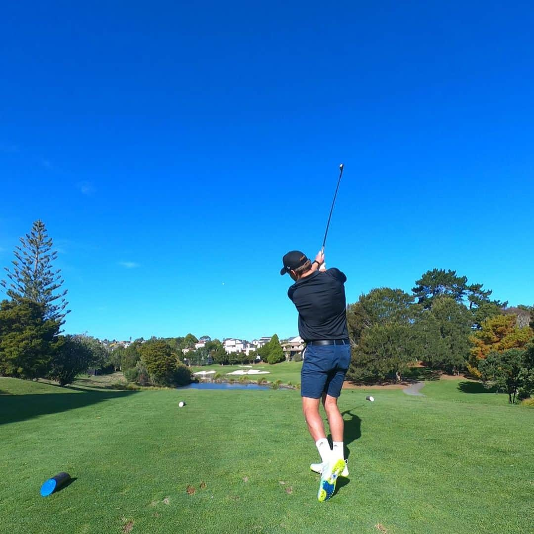 ボーデン・バリットさんのインスタグラム写真 - (ボーデン・バリットInstagram)「Lucky to get out and hit some balls today!⁣ Hopefully it won’t be long before we are back out there passing & kicking them 🤞🏼」4月28日 18時41分 - beaudenbarrett