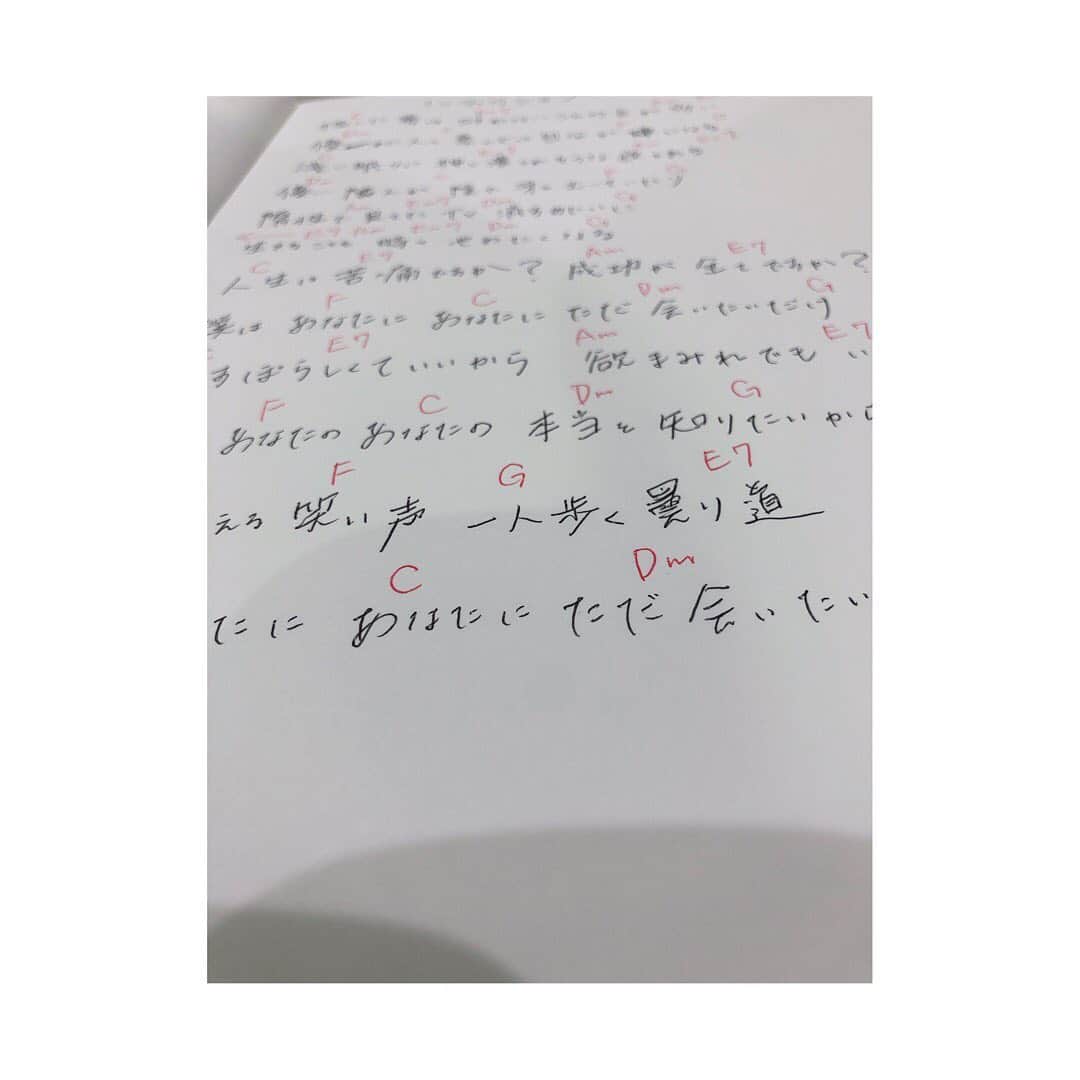 美山加恋のインスタグラム：「ストーリーに昨日あげてはみたけど、まだまだ。﻿ いろんな曲で指を覚えています。﻿ ﻿ さて、これはなんの曲でしょう。」