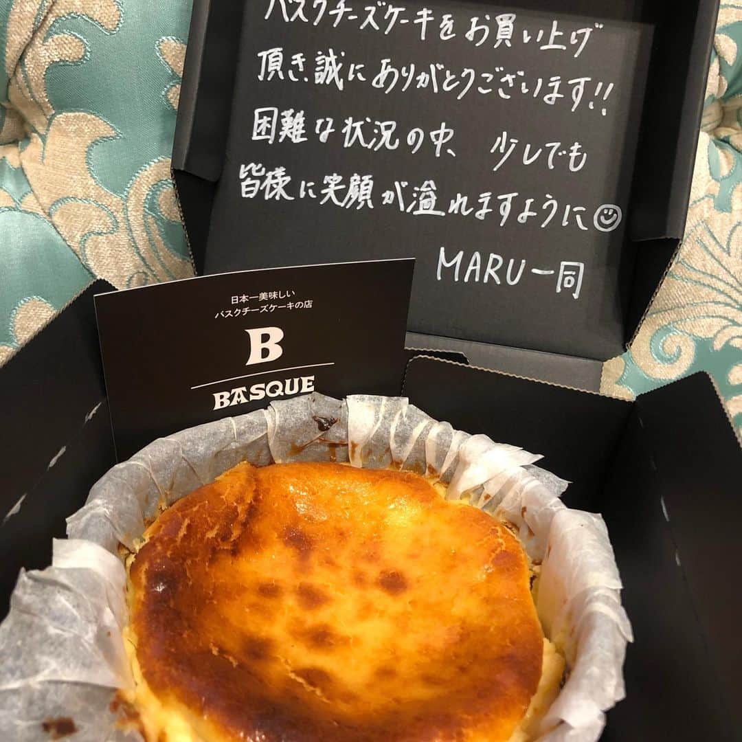 小鳥寿未代さんのインスタグラム写真 - (小鳥寿未代Instagram)「やっと買えました(●˙​ਊ˙●) ホッペ落ちました☆ 焼き立てはプルプルです♡ お家での楽しみが増えました♡ @akiyama.kiyotaka さんありがとうございました♫  #バルバスク #バスチー #basque  #チーズケーキ #stayhome #sweets  #dessert #takeout #togofood  #togo #名古屋 #焼き立て最高  #お家時間 #バスクチーズケーキ  #勝手にprしたいreve #ありがとう  #cocon からのチーズケーキ #半田素麺 からのチーズケーキ #動画 #念願の #感謝 #コロナ  #コロナに負けるな #飲食店応援  #コロナウイルスが早く終息しますように  #covit19 #小鳥寿未代」4月28日 18時54分 - piyopiyo777