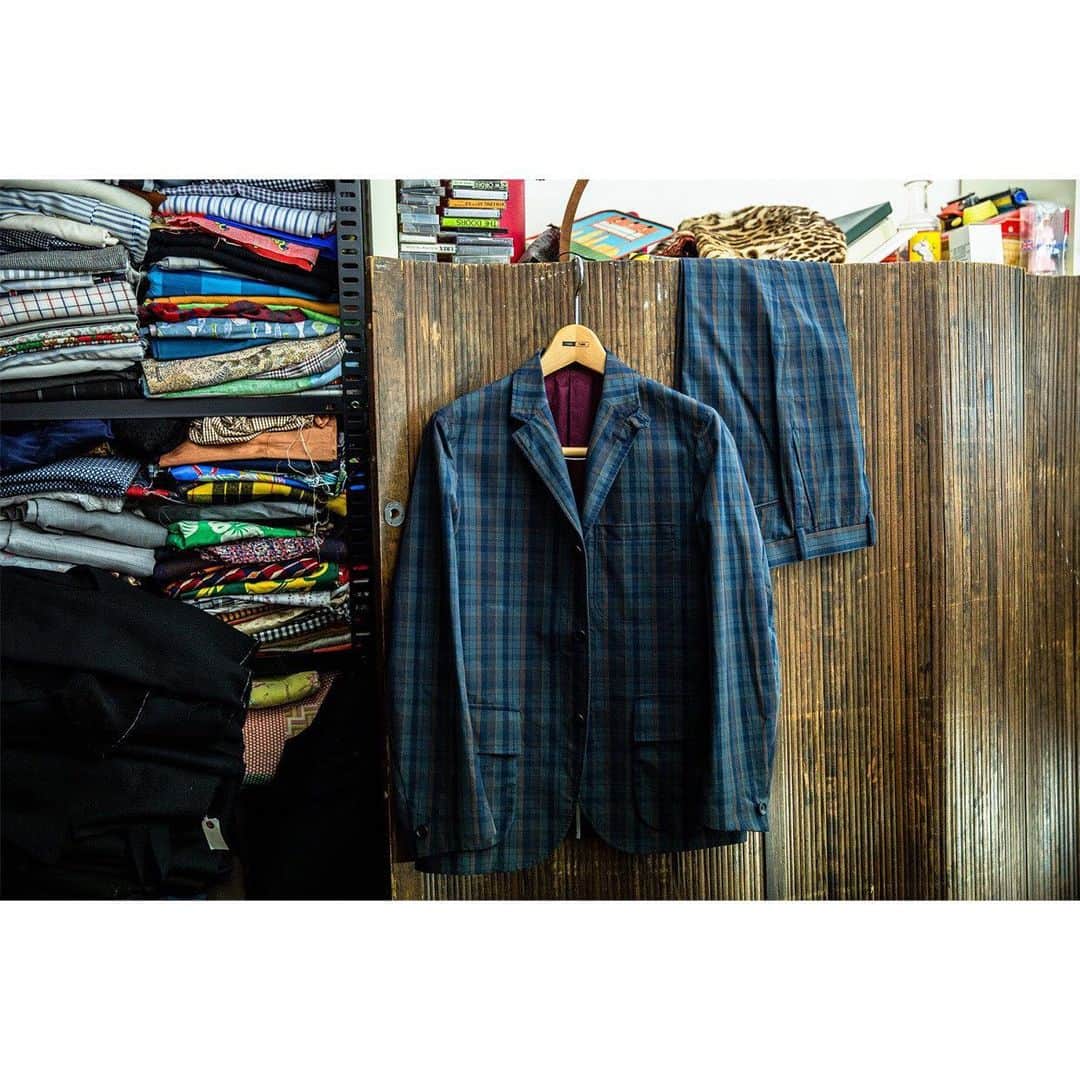 BEAMS+さんのインスタグラム写真 - (BEAMS+Instagram)「… Vol.15 American Suit GUEST：Hisao Saito from TUBE ・ ＜BEAMS PLUS＞のワードローブになくてはならない普遍的なアイテムを作ってきた識者たちの、見解やエピソードから紐解く知られざる魅力。それは過去の名品を未来のスタンダードへと紡ぐために必要なストーリーであり、＜BEAMS PLUS＞が大切にしたい新しいフィロソフィー。 今回のゲストは、半世紀以上にわたって日本のメンズファッションシーンの中心に身を置き、その歴史を見続けてきたご意見番＜TUBE＞デザイナー・斎藤久夫さん。アメリカンスーツの歴史についてお話しを伺いました。  https://www.beams.co.jp/special/beamsplus/philosophy/vol15/  @beams_plus_harajuku @beams_plus_yurakucho #tube #チューブ #beams #beamsplus #americansuit #suit #philosophy」4月28日 18時50分 - beams_plus_harajuku