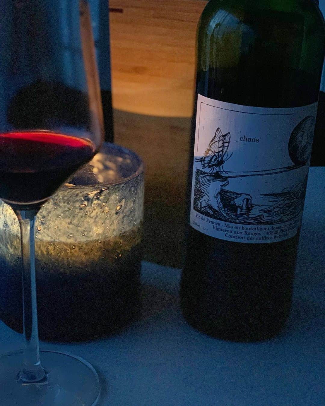 のインスタグラム：「・ ・ 1日の中で夜明けと黄昏時がすき  今日特別なことがあったわけでも無いけど すごくhappyな1日だった  まだ今日は終わらないけど 明日も佳きいちにちになるとよいな😌 ・ ・ #life #おうちごはん #twilight #magichour  #黄昏時 #なちゅーるワイン #こんばんワイン🍷 #全景見えないけど五角形の🎋のワインクーラーは　@kohchosai_official さん最近のお気に入り #stayhnme #staysafe」