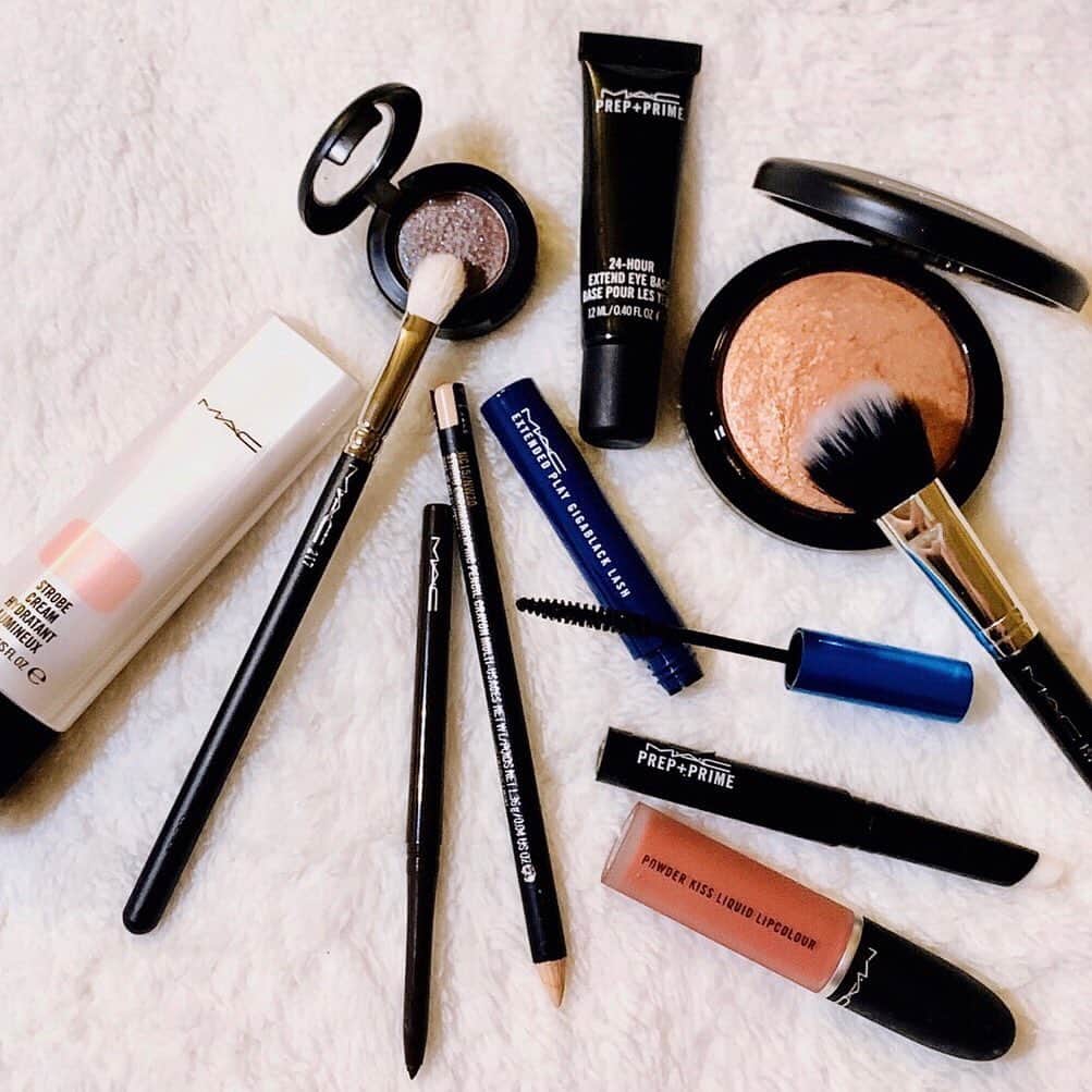 M∙A∙C Cosmetics Japanのインスタグラム：「本日の『甘くなり過ぎないSPICEメイク』の#MACインスタライブ で使用した製品はこちらです👇 @shunatan317 @rumikoikedaharrismakeup ㅤ 【使用製品】 〈ベースメイク〉 ☑ストロボクリーム  ピンクライト →下地  ㅤ 〈アイメイク〉 ☑M∙A∙C プレップ プライム 24 アワー エクステンド アイ ベース →下地 ☑スモール アイシャドウ [スターリー ナイト] →アイシャドウ ☑#217S ブレンディング ブラシ →アイシャドウブラシ ☑テクナコール [フォトグラビア] →ブラウンライナー ☑スタジオ クロマグラフィック ペンシル [NC15 / NW20] →ベージュライナー ☑エクステンディッド プレイ ギガブラック ラッシュ →マスカラ ㅤ 〈チーク〉 ☑M∙A∙C ミネラライズ スキンフィニッシュ [チーキー ブロンズ] →チーク ☑#159S デュオ ファイバー ブラッシュ ブラシ →チークブラシ ㅤㅤ 〈リップ〉 ☑M∙A∙C プレップ プライム リップ →リップ下地 ☑パウダー キス リキッド リップカラー [マル イット オーバー] →リップ ㅤ ㅤ ご視聴いただいた皆さま、有難うございました✨ まだの方はIGTVからぜひご覧くださいませ。 ㅤ ㅤ #MACCosmeticsJapan #MACコスメ #マックコスメ #MACCosmetics #コスメ #メイク #スパイスメイク #クールメイク #アイメイク #偏光パール #メイク法 #メイクレクチャー #インスタライブ #instagramlive #しゅなたん #池田ハリス留美子 #シニアアーティスト」