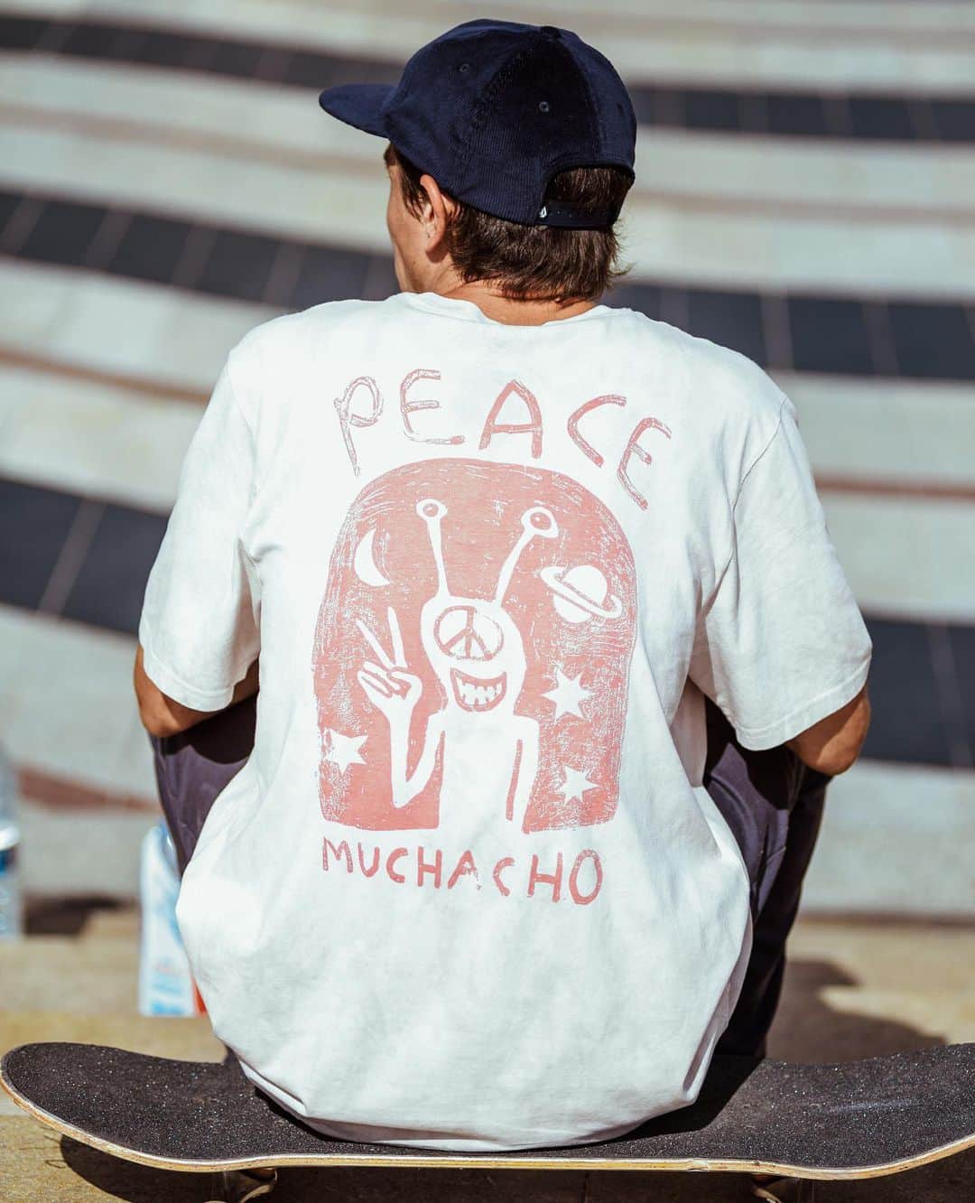 VolcomJapanさんのインスタグラム写真 - (VolcomJapanInstagram)「エイリアンの友達と力を合わせ、平和をもたらします!! @ozziewrong のアートワークが入った 'Muchacho' S / S Tシャツが発売されました。📲Tap to Shop!! 📸 @shredcorn #TrulyDefined #TrueToThis #volcomjapan #volcom  #ボルコム」4月28日 19時02分 - volcomjapan