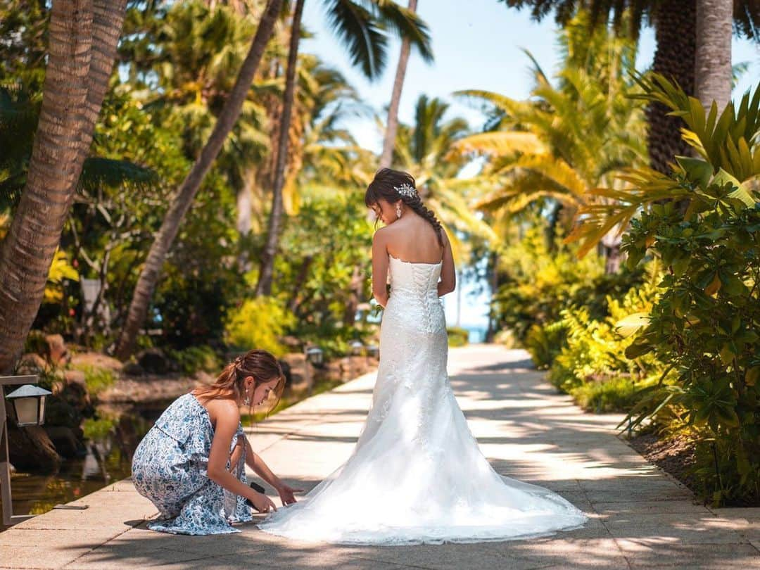 菅原樹里亜のインスタグラム：「. ・ #NewCaledonia 🇳🇨 姉の結婚式後の撮影でドレスを直す妹(私)👗✨ 何だか良い写真ですき。 ・ ・ #過去pic#プロカメラ#天国に一番近い島  #meridien#noumea#wedding#sister #ニューカレドニア#結婚式#💍#dress #family#nicepic#beautiful#instagood」