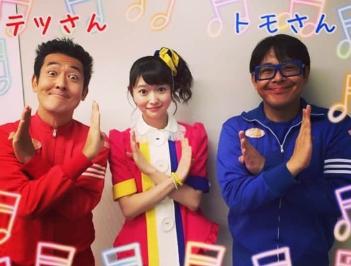 花原あんりのインスタグラム：「🔴テツandトモさん🔵の、 テツさんが #うたつなぎ のバトンを繋いでくださいました✨ トモさんも繋いでくださろうとしていたのですが、タブレットの調子が悪いそうで😢💦💦 テツさんご家族のみなさんの 心温まるお歌💕 とっても素敵で、何回も見てしまいました✨✨ テツさん、テツさんのご家族のみなさん、トモさん、ありがとうございます🍀  テツandトモさんのブログはこちらからご覧いただけます💕 ↓↓↓ https://lineblog.me/tetsu_and_tomo/archives/9412013.html  #うたつなぎ  #テツandトモ  #みんなdeどーもくん  #domokun  #花原あんり #song  #family  #stayhome  #おうち時間」