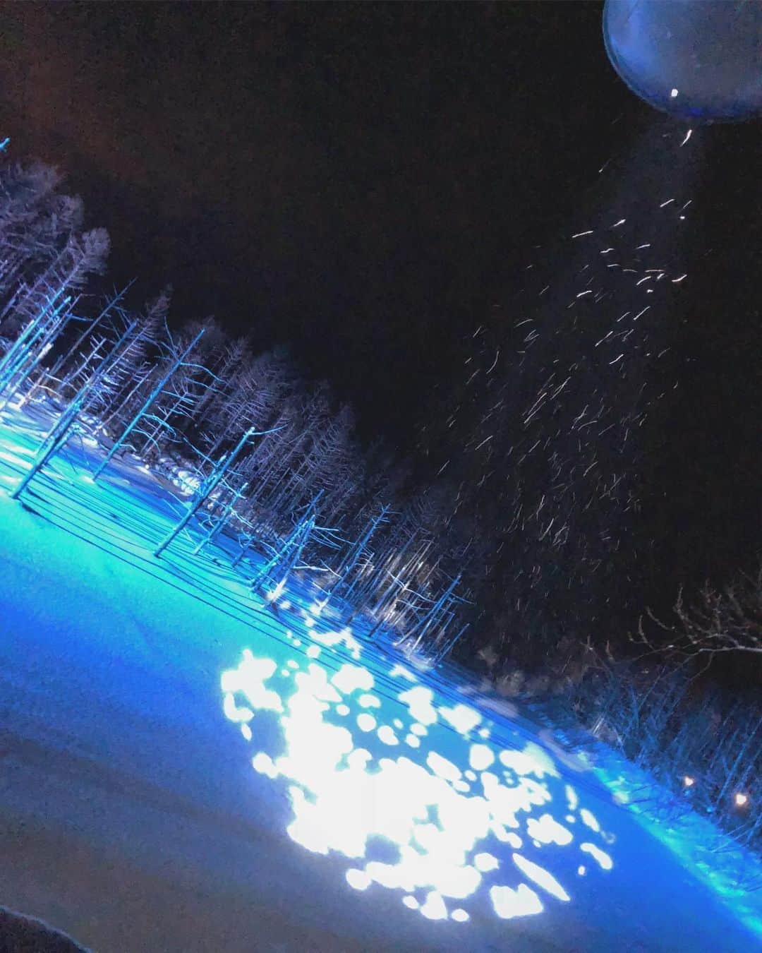 坂口渚沙さんのインスタグラム写真 - (坂口渚沙Instagram)「青い池の夜のライトアップ姿、 本当に綺麗だったなぁ☺️. . たくさん写真撮ったんだけど、 その中でも好きな写真を🤳. . 11月から4月の間に見られるの. . 外が安全になったら、 ぜひ行ってみて✨. . #北海道. #美瑛. #青い池. #ライトアップ.」4月28日 19時01分 - nagisa_sakaguchi
