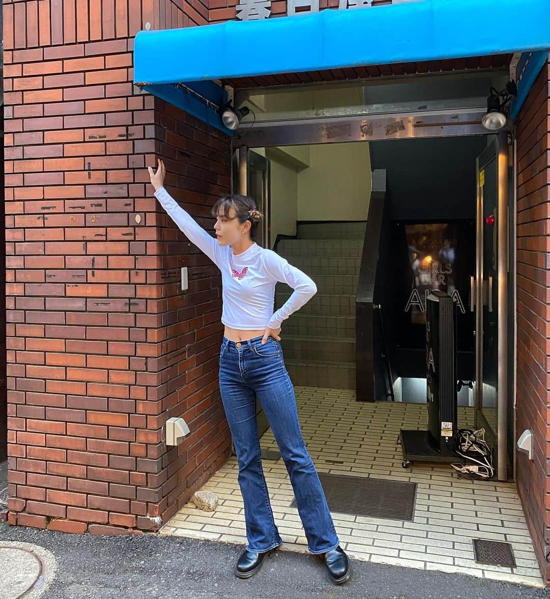 のインスタグラム：「ラッシュガードを ロンティーみたいに着てる🕺🌈 夏は水着と着る〜🦥💕 @xgirljp  @roxyjapan コラボ🦋✨ #mei_outfit」