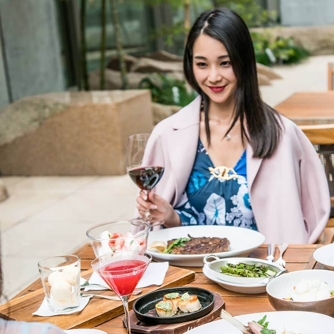 Miyu Toyonagaのインスタグラム：「🕊️All my moods as waiting for the day we can enjoy the glass of wine in the terrace with loved ones again... #staypositive 📷@robertmichaelpoole  こんな時期だからこそ、家でも 時にはお洒落して、メイクもするって決めました✨ * * （パジャバでノーメイクで過ごした日何度もあり🤦） * *  外食できる日が来るまで、仲良い友人達との #バーチャルドリンキング 始めるきっかけにも😌🍷 こういう時こそ思いやりと感謝を大切に♡」