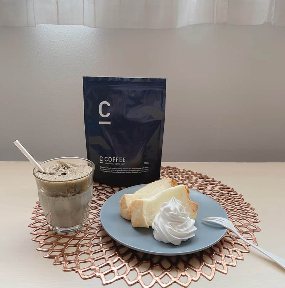 Licaさんのインスタグラム写真 - (LicaInstagram)「チャコールクレンズができるコーヒー「C COFFEE」 @c_coffee_official で今流行りのダルゴナコーヒーを作ってみたよ☕️ . 普段コーヒーを飲む習慣がある人、食事制限なしでダイエットしたい人にオススメ🐶 . コーヒーそのものの見た目、味、飲みやすさで炭が入ってるとは思えない🤎 . パッケージもおしゃれだよね✨ . 朝起きて今日も頑張ろうって時、おうち時間でゆったりする時に💭 . Nikiさん＆田辺莉咲子さんもお勧めしてる珈琲だよ😊 . うちで過ごそうキャンペーン開催中みたいなので、参加してみてね⭐️ C COFFEEを抽選で100名様にプレゼント🎁 応募期間﻿：2020年4/24（金）〜5/7（木） ﻿プレゼント内容﻿：C COFFEE商品﻿ 100g (約30日分)﻿ ﻿ ﻿応募方法﻿： ①公式アカウント @c_coffee_officialをフォロー﻿ ②プレゼント記事に「いいね！」﻿ .  #C_COFFEE #シーコーヒー #チャコールクレンズ #チャコールコーヒー #ダイエットコーヒー #ダイエットサポート #無理せずキレイ #炭で吸着 #コーヒー #ダイエット #美容 #Niki #田辺莉咲子 #CHARCOAL #PR #COFFEE #チャコールコーヒーダイエット#おうち時間 #おうちカフェ #ダルゴナコーヒー」4月28日 19時05分 - lica829