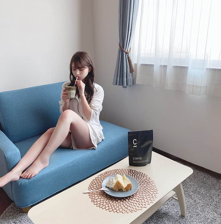 Licaさんのインスタグラム写真 - (LicaInstagram)「チャコールクレンズができるコーヒー「C COFFEE」 @c_coffee_official で今流行りのダルゴナコーヒーを作ってみたよ☕️ . 普段コーヒーを飲む習慣がある人、食事制限なしでダイエットしたい人にオススメ🐶 . コーヒーそのものの見た目、味、飲みやすさで炭が入ってるとは思えない🤎 . パッケージもおしゃれだよね✨ . 朝起きて今日も頑張ろうって時、おうち時間でゆったりする時に💭 . Nikiさん＆田辺莉咲子さんもお勧めしてる珈琲だよ😊 . うちで過ごそうキャンペーン開催中みたいなので、参加してみてね⭐️ C COFFEEを抽選で100名様にプレゼント🎁 応募期間﻿：2020年4/24（金）〜5/7（木） ﻿プレゼント内容﻿：C COFFEE商品﻿ 100g (約30日分)﻿ ﻿ ﻿応募方法﻿： ①公式アカウント @c_coffee_officialをフォロー﻿ ②プレゼント記事に「いいね！」﻿ .  #C_COFFEE #シーコーヒー #チャコールクレンズ #チャコールコーヒー #ダイエットコーヒー #ダイエットサポート #無理せずキレイ #炭で吸着 #コーヒー #ダイエット #美容 #Niki #田辺莉咲子 #CHARCOAL #PR #COFFEE #チャコールコーヒーダイエット#おうち時間 #おうちカフェ #ダルゴナコーヒー」4月28日 19時05分 - lica829