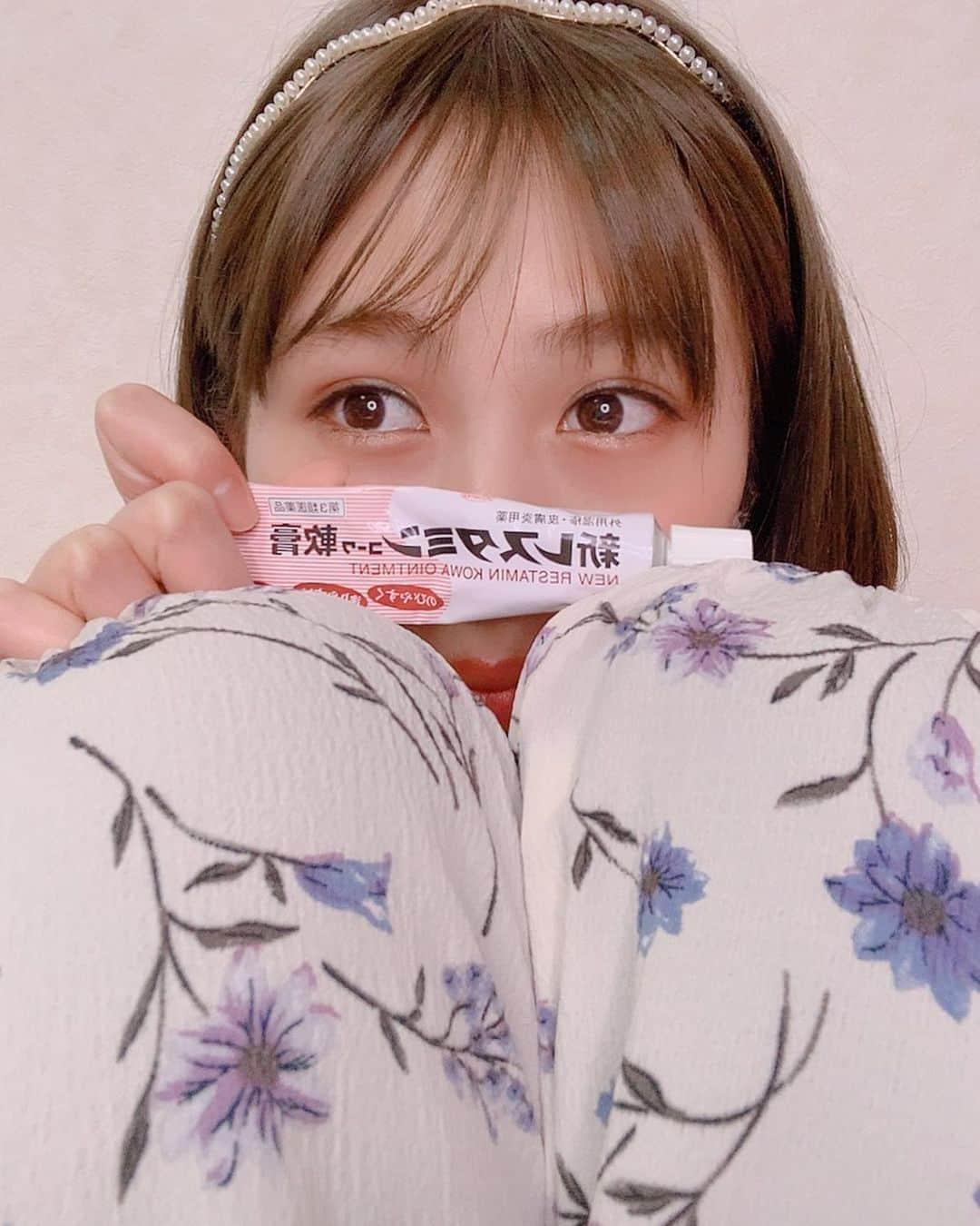 荒川真衣さんのインスタグラム写真 - (荒川真衣Instagram)「た、た、た、耐えろっ！！﻿ 初蕁麻疹？なのか痒い日々を送ってます🦵👏﻿ ﻿ 跡が残らないように塗っては耐える…😣﻿ ﻿ ﻿ ﻿ #耐えます﻿ #湿疹﻿ #アレルギー　？﻿ #こんなの初めて。﻿ #レスタミン軟膏﻿ ＃もう改善してきてます！w」4月28日 19時06分 - mai_konchu