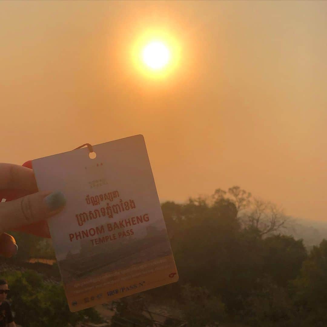 t_ppyのインスタグラム：「特別なsunset。  300人までしか上に上がれないのでこのカードで人数管理されてる。  カードがまだあれば登れるって意味なのでカードが無くなったら誰かが降りてくるまで上がれない。  ってことでガイドさんに早歩きと小走りさせられながら無言で30分50人抜きくらいで頑張った結果。  めちゃいい場所で見れた♡  この旅はいつもよりのんびりしてたからゆっくりsunset楽しめた🇰🇭 早くまた旅行に行ける日を楽しみに今は家で椎茸栽培はじめたよ。笑  #stayhome #picturetravel  #phnomreap」