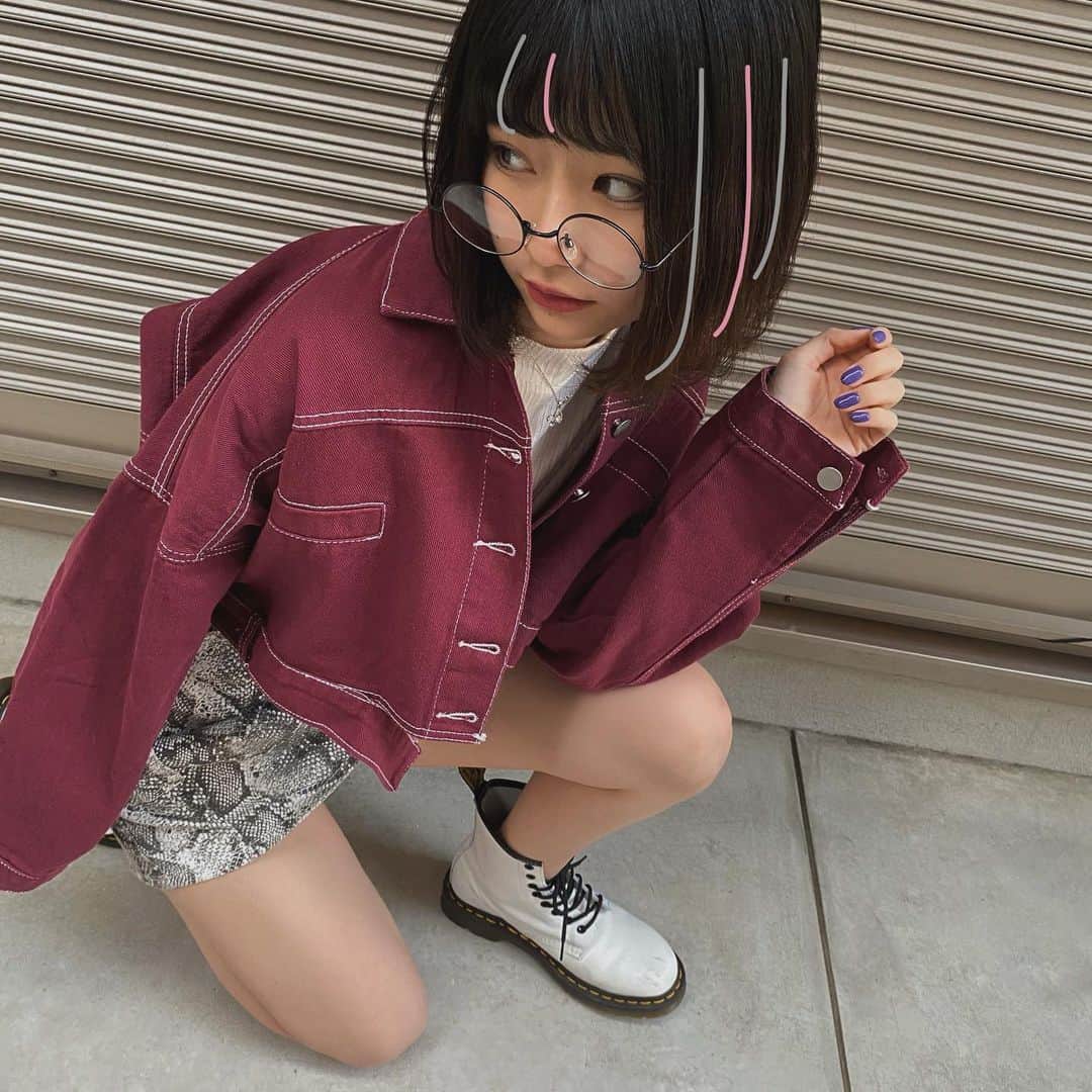 かれんのインスタグラム：「･ ･ おうちでふぁっしょんしょ〜 ･ 早くお出かけしたい ･ 通販とかで可愛い服沢山買ったのに溜まってく一方‪( •̥ ˍ •̥ )‬ #かれんのくろーぜっと」