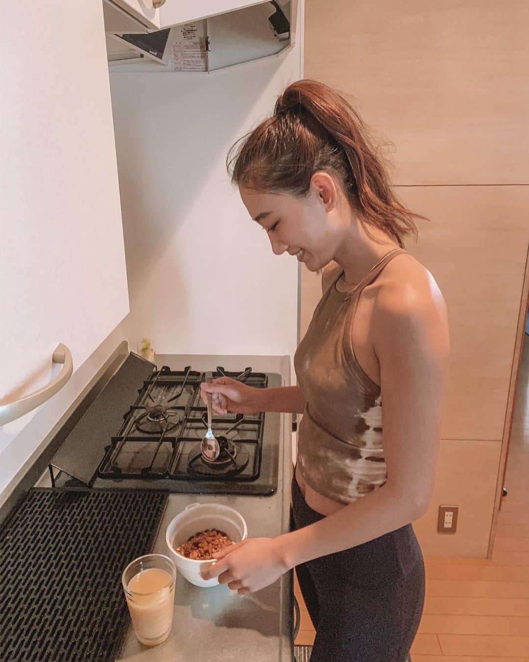 白雪のインスタグラム：「My pre-workout meal🍎🍌🥑🍞 Granola, fruit, dried fruits, greek yogurt, cinnamon, honey, avocado and bread! It’s easy, tasty and healthy😋  トレーニング前や朝食べる時は軽めに！基本的にはグリークヨーグルトにグラノーラ、フルーツ、ドライフルーツ、シナモン、蜂蜜を入れて食べるのと、アボカドやパンが多いです。バナナだけの日も。出来るだけヘルシーですぐにエネルギーになるものを選ぶようにしてるよ♡ . . . #stayhealthy #preworkoutmeal #fitness #fitfam #workout #training #sportswear #sports #gym #best #love #like  #active #sportygirl #healthy #healthylifestyle #style #fitnessmodel  #model #modeling #instagood #photography #barkinstyle #btokyo #japan #tokyo #barksports #日本 #東京」