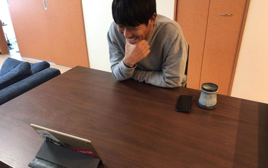 金山隼樹さんのインスタグラム写真 - (金山隼樹Instagram)「今回立命館大学の監督と話しをして、大学生達がコロナの影響でとても不安な日々を送っていると聞き、SNSを使い、サッカー部のみんなとサッカーや進路について話す場を設けました！ 伝えたい事を上手く伝えられたか分かりませんが、みんなの不安を和らげれたり、これからの人生に少しでもプラスに関われたなら嬉しいです。 これからも立命館大学に恩返しが出来る様に続けて行けれたらなと思います！ そして、この投稿をみて不安に思っている学生達が沢山いるって事を少なからず知ってい頂けたら嬉しいです！ #立命館大学　#サッカー部」4月28日 19時16分 - junki_13_kanayama