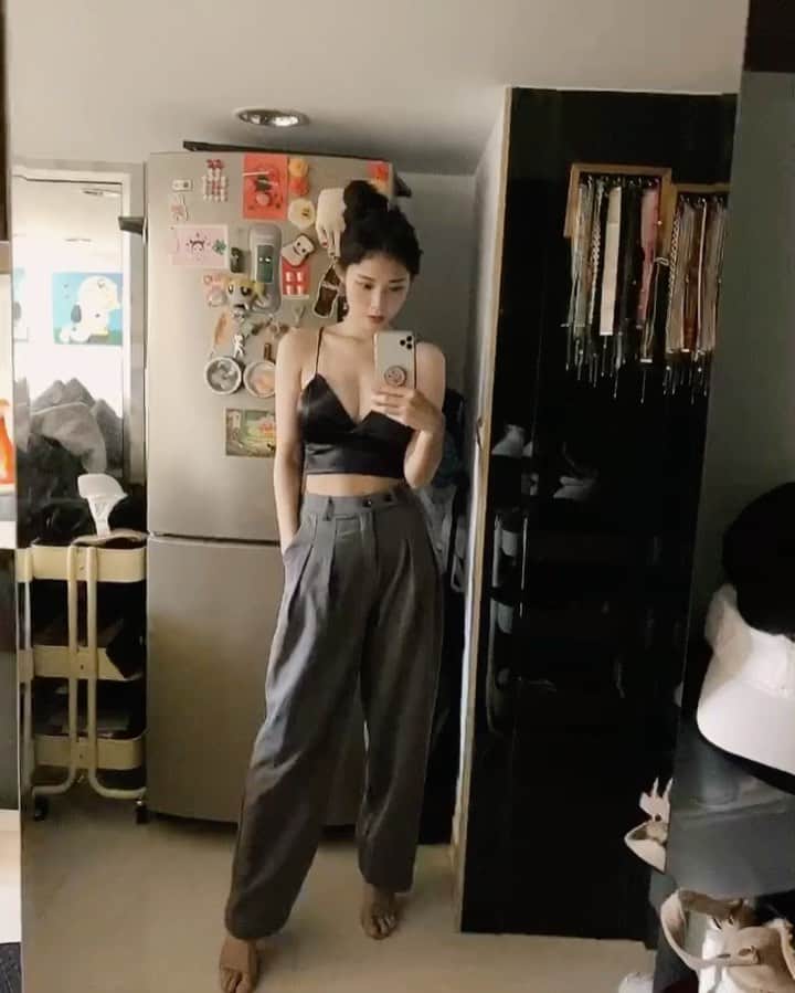 張香香のインスタグラム：「瞬間變長腿姊姊西裝褲😎 可以帥可以性感也可以文青 入手👉🏻 @ysc_tw」