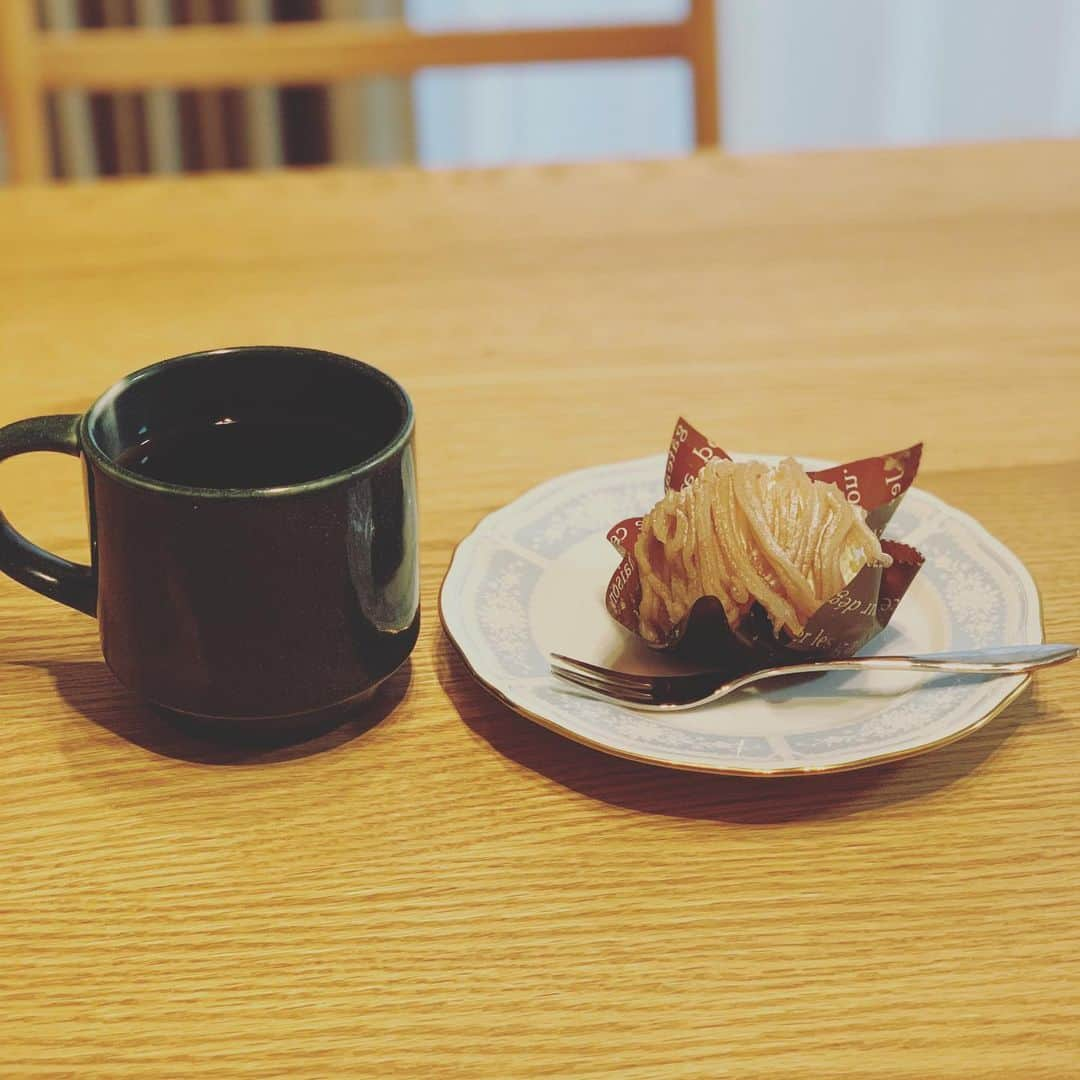 福井晶一さんのインスタグラム写真 - (福井晶一Instagram)「おうちカフェ﻿ ﻿ 近所のスーパーで買ったモンブランとカルディのコーヒー(イタリアンロースト)﻿ ﻿ ﻿ #自粛生活﻿ #スーパーのスイーツ﻿ #なかなか美味しいぞ﻿ #カルディコーヒー﻿ #イタリアンロースト﻿ #スイーツ男子﻿ #スイーツおじさん #enjoysweets ﻿ #enjoyhome﻿ #stayhome」4月28日 19時28分 - shoichi.fukui