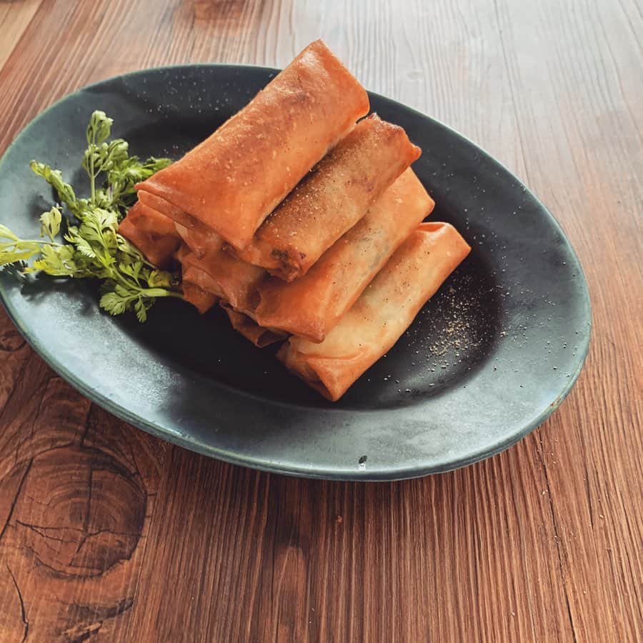 のインスタグラム：「#山盛り 春巻き＆ピーマン肉詰め 組み合わせはどうなのか？ でも食べたかったから良いのです。 #夕飯 #呑みメニュー　 #揚げ物バンザイ #夜は炭水化物は食べません  春巻きは鳥ササミと長ネギと粉チーズ 塩と黒胡椒を効かせてます お醤油とか無くてもそのままで美味しいよ 軽めなのでサクサクと食べれちゃうやつ。 #春巻き #ピーマン肉詰め もっと色々並べたいんだけど 犬おじさんにお断りされます。 #私はいっぱい並べたい派 #外食でも同じく #ここが1番意見の合わないところ #おじさんは定食派 #全然つまらん  #つまらんなーー ほぼ1日中キッチンにいるので 何やらいろいろ出来ちゃって そりゃ太るわな。 #でも食事は8時には終わってる #7時に終わってたりする #酒か？ #やっぱり酒か #運動しよーっと笑」