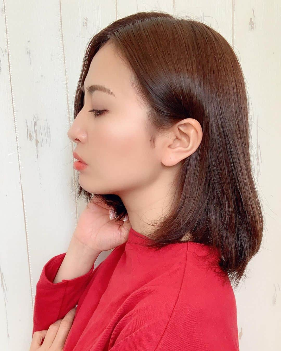 水野佑香さんのインスタグラム写真 - (水野佑香Instagram)「自宅で#セルフカラー しました💇‍♀️﻿ ﻿ 髪の毛を自分で染めるのは﻿ 高校生ぶりだから22〜23年ぶり⁉️﻿ ﻿ ﻿ いろんなYouTubeを観させてもらって、﻿ このやり方が良さそう✨と﻿ 道具を揃えてやってみたら大成功❣️❣️❣️﻿ ﻿ ﻿ 今日19:00にYouTubeで詳しく紹介してるので﻿ プリンが嫌になってる方や自分で染めてみたい方の﻿ 参考になったら嬉しいです☺︎﻿ ﻿ ﻿ #ヘアカラー #透明感カラー #春カラー #おうち時間 #haircolor #stayhome #hair #リーゼ泡カラー #アッシュカラー #水野祐香 #youtuber #model #director #editor #ワーキングママ #ママ  #アラフォー  #アラフォーモデル #japanesegirl #我爱你  #40歳 #加齢に負けず華麗に生きる ﻿ #얼스타그램 #찍스타그램 #셀카  #셀프」4月28日 19時21分 - mizuno_yuka