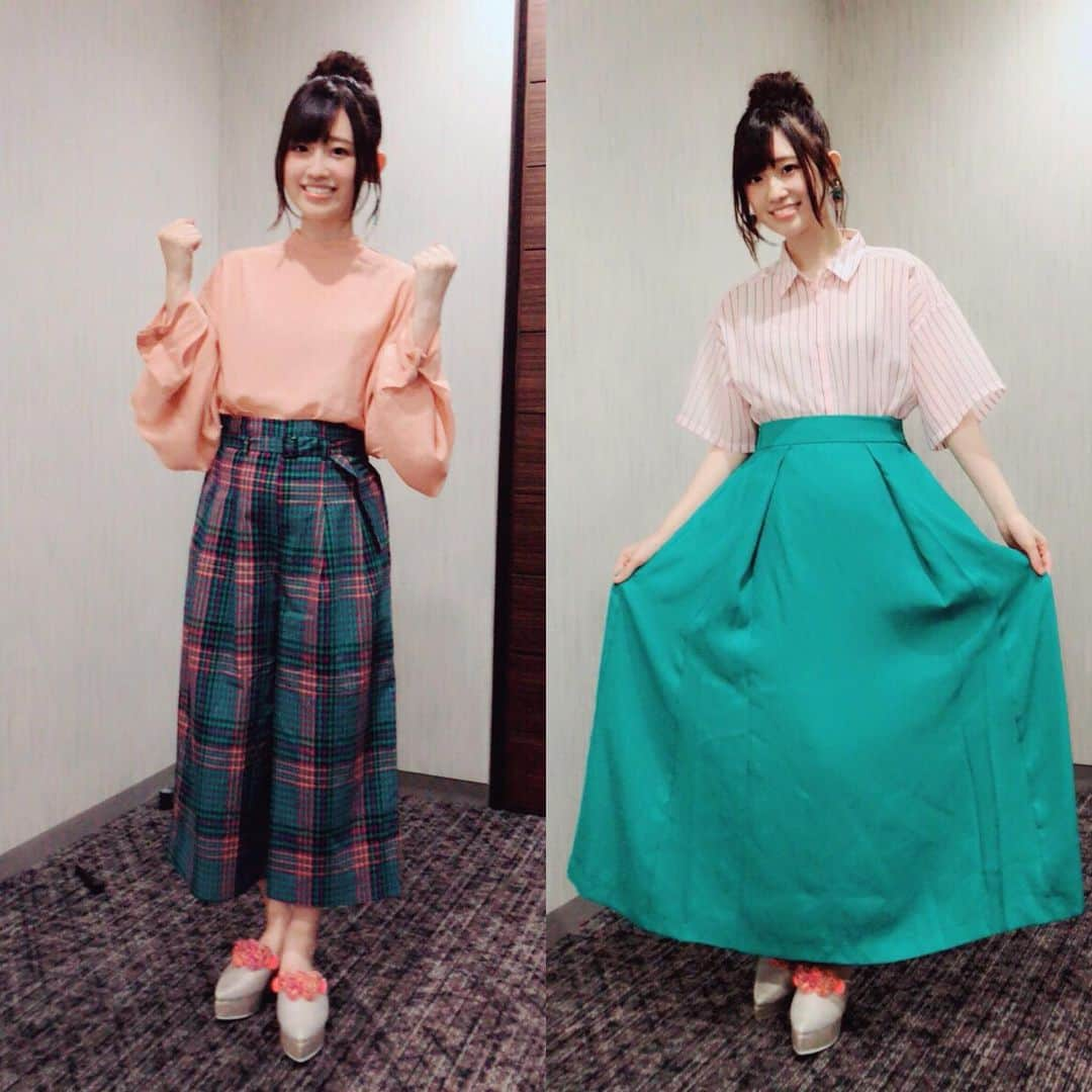 高橋李依さんのインスタグラム写真 - (高橋李依Instagram)「📷2018.08.26﻿ ﻿ ﻿ ﻿ 第2弾 #りえりー服﻿ 『イナズマイレブンフェス2018+日本代表発表会』の﻿ イベントの際の衣装もお気に入りです！﻿ 2018年なんだ！懐かしい！﻿ ﻿ こちらもスタイリストさんが﻿ ついてくださったのですが、﻿ 私の欲望をたくさん取り入れて下さった﻿ コーディネートなんです。﻿ ﻿ ﻿ ﻿ 当時この作品で声を担当させていただいたのが、﻿ 雷門中マネージャー⚡️神門杏奈ちゃんと﻿ 利根川東泉中の選手⚽️坂野上昇くん。﻿ ﻿ ﻿ 💗杏奈ちゃんは、﻿ サーモンピンクのロングヘアがとっても綺麗な、﻿ 生徒会長さん。女帝。お顔も綺麗です。﻿ 冷たい子のように見えますが、﻿ 冷静で、自分の意見をはっきりと持てる、﻿ 同じ学校にいたら取り巻きたいって思える子です。﻿ ﻿ ﻿ 制服では1人だけふんわりパフスリーブで、﻿ スカート丈は超ベストofベストの﻿ 膝が見えるくらい。﻿ これはお育ちがいい＆個人携帯とかも早めに親御さんに買ってもらえるご家庭だったのではと感じる着こなし。﻿ ﻿ ﻿ なので、かわいいんだけど、﻿ 女子が見てもお洒落！って思うような、﻿ 清楚でキュートすぎない感じがいいなぁ。﻿ って思ってました。﻿ あとイナイレマネージャーには﻿ 着飾らないけどおしゃれして欲しいと願うオタク高橋李依。 ﻿ ﻿ ﻿ 💚対して、坂野上昇くん。﻿ まだイベント時点ではアニメ本編に登場していなくて……でも代表選手に選ばれるから、絶対に衣装にも取り入れたい……！と悩み。﻿ ﻿ とっても真っ直ぐで素直で、﻿ やってみます精神の坂野上くんは﻿ 元気な短い赤髪が印象的ですが、﻿ このイベントはお披露目というのもあり、﻿ 坂野上くんの大切な仲間たちのいる﻿ 利根川東泉中のユニフォームカラー﻿ 緑色でお願いすることにしました👗👚﻿ ﻿ ﻿ ﻿ （左）昼の部﻿ ﻿ ピンクと緑のチェックのパンツなんてあるの！？﻿ まさに今日のためのパンツなのでは。﻿ ﻿ ピンクもガーリーすぎないんです。﻿ サーモンピンクなんです。﻿ 杏奈ピンクなんです。﻿ 足元には杏奈ピンクの毛糸のポンポンがついた、﻿ シルバーのサンダル。買い取りたい。﻿ あー！ブランド聞いておけばよかったー！﻿ ﻿ トップスはサテン生地なので、﻿ 夏のイベントでしたが、冷房の効いている室内。﻿ すごく快適に過ごせました☺👏🏻﻿ ﻿ 首周りがかっちりしている分﻿ 手首はふんわりと生地が多いブラウス、﻿ 色だけでなく杏奈ちゃんみを感じます。﻿ ﻿ イヤリングは左右で色違い。スティック。﻿ ﻿ ﻿ ﻿ （右）夜の部﻿ ﻿ スカートならシャツよね！﻿ 甘×辛！﻿ ﻿ 昼の部が、﻿ 柄の割にパンツスタイルという﻿ 甘辛を叶えてくださったので、﻿ 夜はシャツで甘すぎないバランスに。﻿ ﻿ ピンクのシャツには緑のラインが入っています。﻿ おいおい君も今日のためのシャツだったのかな？﻿ あと選手っぽくてスポーティーで好き。﻿ ﻿ イヤリングはパーティー感強め。﻿ 反射する大きなスパンコールみたいなイヤリング。﻿ 服がシンプルでカジュアルな時は、﻿ 小物のチョイスで﻿ 華やかさを微調整するのね……。勉強。﻿ ﻿ ﻿ ﻿ この日は本当にこの装備がなかったら﻿ 緊張で何一つ記憶が残らなかったと思います。﻿ マジで感謝……🙏🏻ｶﾞﾑｼｬﾗﾗ……﻿ ﻿ ﻿ ﻿ ﻿ うっ、今日も長い😭﻿ ﻿ 日付を文頭に入れたのはみにゃの真似。﻿ ﻿ ﻿ #声優 #高橋李依 #りえりー服﻿ #イナズマイレブンフェス﻿ #イナズマイレブンアレスの天秤﻿ #イナズマイレブンオリオンの刻印﻿ #イベント衣装」4月28日 19時25分 - riery_syame