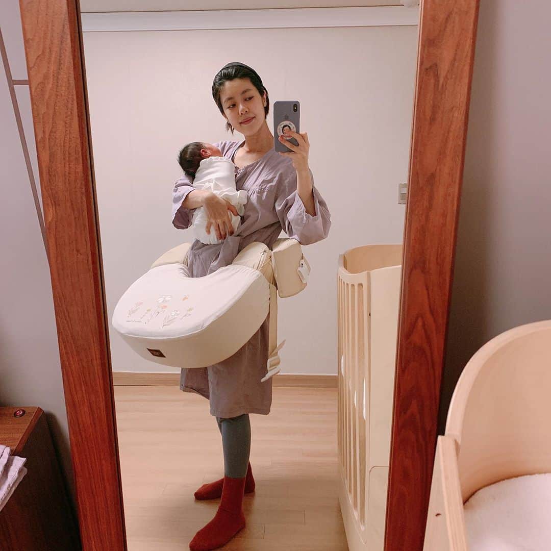 イ・ユンジのインスタグラム：「중간트림시키러 일어나 토닥토닥 거울보고읭?#오늘은너냐#수유쿠션#먹고자자#일어나라#수유중자는아기#너만은아니렷다#현실포토#엄마의내복미는덤#엄마의생얼은미안해요」