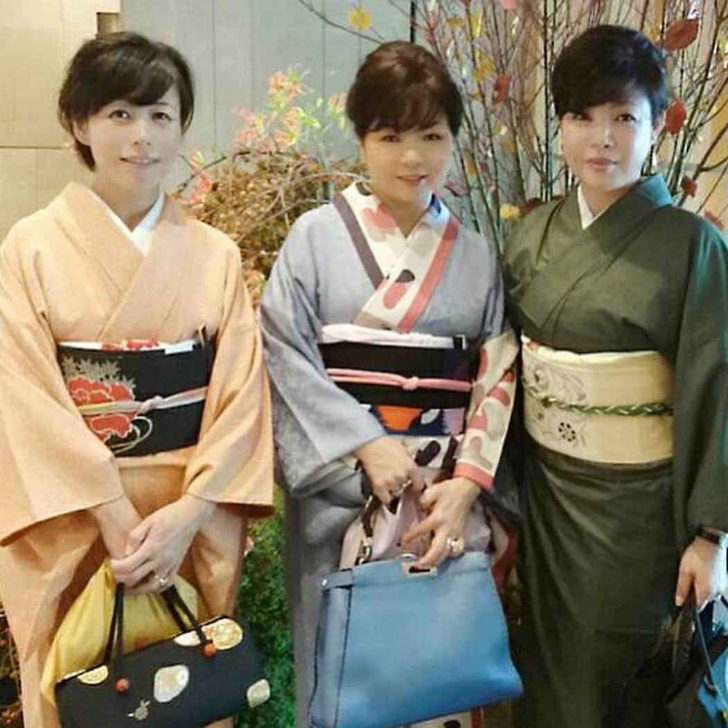 モモコさんのインスタグラム写真 モモコinstagram 親友のはるちゃん 大阪の天下茶屋で花屋さん 華屋 をしてます はるちゃんは写真右 左はエミズキッチンのえみちゃん こんなときですが こんな時こそ はるちゃんのお花屋さんで 母の日のお花 いかがですか