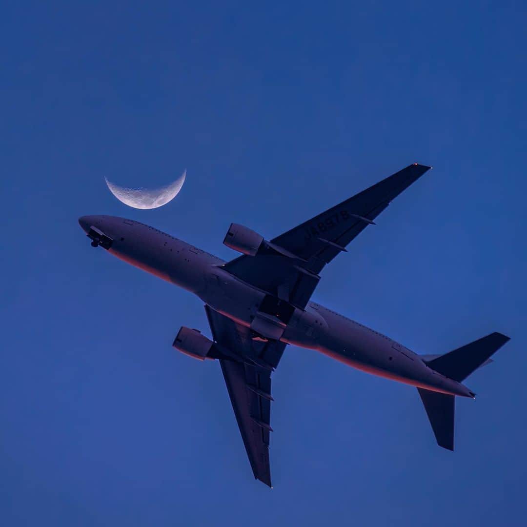 KAGAYAさんのインスタグラム写真 - (KAGAYAInstagram)「月の冠。 赤い夕日を浴びた飛行機と六日月の一瞬の邂逅。 （先ほど東京にて撮影） #moon #sonyalpha #α7riv」4月28日 19時33分 - kagaya11949