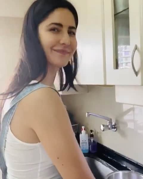 カトリーナ・カイフのインスタグラム：「Tuesday = 🥘+👩🏽‍💻@🏠」