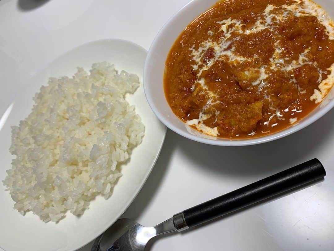 田口潤人のインスタグラム：「バターチキンカレーを作ってみました！ 沖縄に来てからも カレー屋さん巡りをしていますが 今は食べに行けないので 家でチャレンジしました！  オススメのレシピがある！って方がもしいたら 教えてほしいです😏 ・ #最初にしては悪くないけど #理想には程遠い #課題山積み #今にでも再チャレンジしたい #バターチキンカレー #直人のバターチキンも食べてみたい」