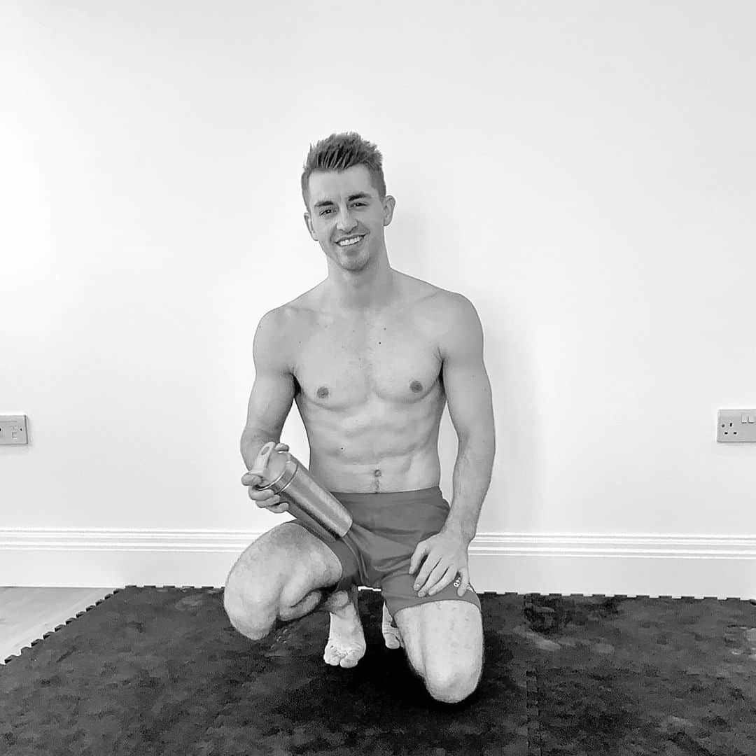 のインスタグラム：「Will be going LIVE on @menshealthuk tomorrow 8:00am with @alexcrockford #crockfit workout followed by #TheWhitlockWorkout ABS 💪👍」